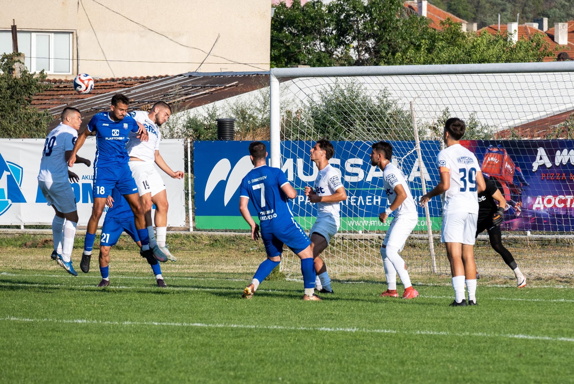 ФК Аксаково гостува на Светкавица 2014 в мач от 21-ия кръг ФК Аксаково ще играе срещу Светкавица 2014 (Търговище) в среща от 21-ия кръг на Североизточната Трета лига. Мачът е в неделя, 15 май, от 15:00 часа и ще се проведе на стадион „Димитър Бурков“. Тимът под ръководството на Иван Райчев ще търси завръщане към победите, след като записа два успеха в три мача, преди да претърпи тежко поражение от шампиона Септември (Тервел) в последния кръг. Аксаково спечели последната си визита в първенството — 2:1 срещу Спартак II (Варна) — и ще се стреми към втори пореден успех като гост. Далеч от дома тимът има две победи в последните четири срещи, с едно поражение, дошло в края на мача с Бенковски (Исперих). В първия полусезон „сините“ победиха Светкавица 2014 с 1:0 в домашен мач. Аут за предстоящия двубой остава опитният централен бранител Евгени Стоянов, който ще изтърпи третия и последен мач от своето наказание.