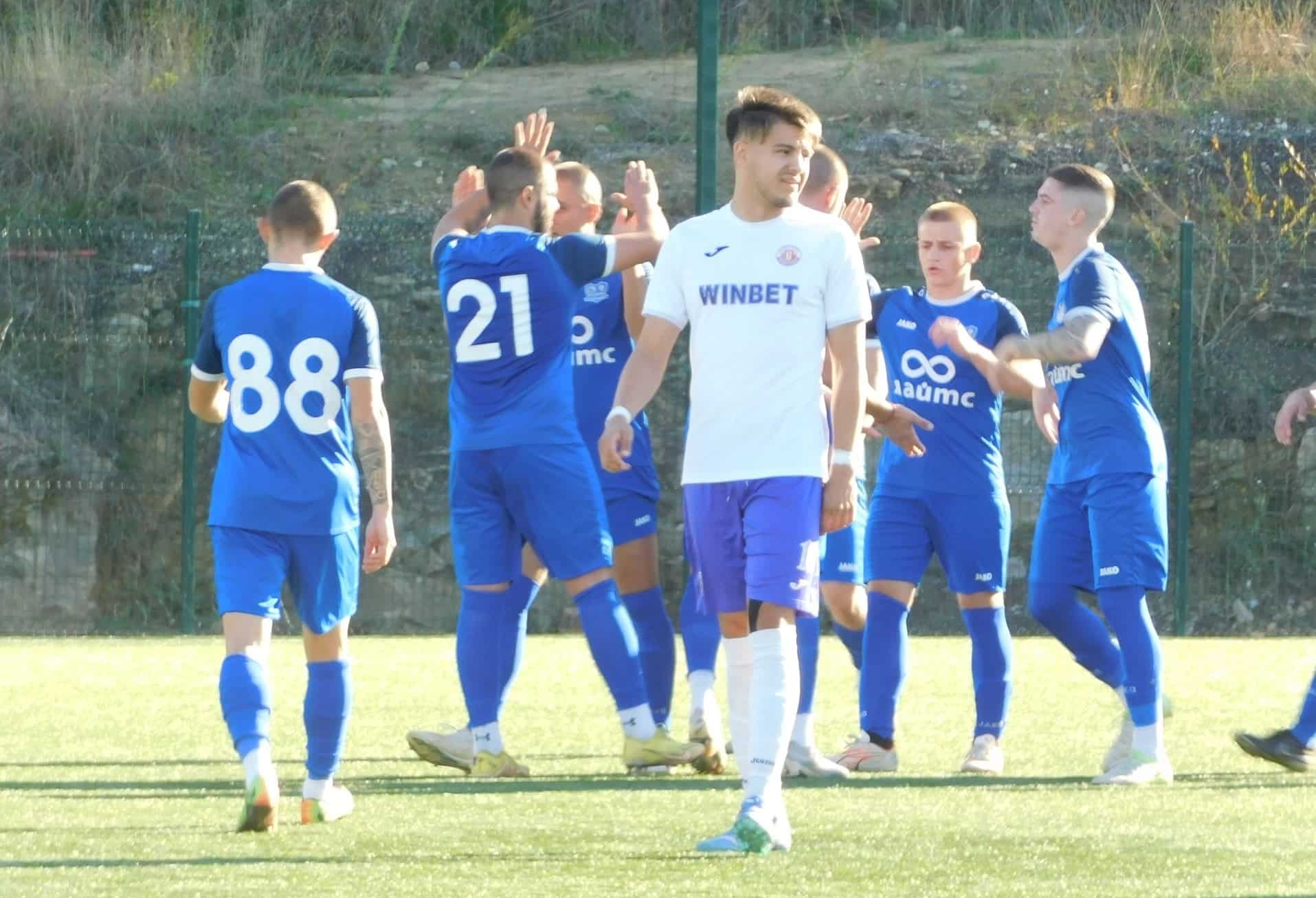 Янтра гостува на Ювентус в Малчика в 13-и кръг Янтра (Полски Тръмбеш) ще играе като гост срещу един от аутсайдерите в Северозападната Трета лига – Ювентус (Малчика), в мач от 13‑ия кръг. Двубоят е на 14 март, събота, от 15:00 ч. в Малчика. Домакините практичесki са последни в таблицата след отказа на Ловеч от участие. Ювентус има само четири точки от една победа и едно равенство, с голова разлика 8:39. Янтра (Полски Тръмбеш) идва в мача в серия от четири поредни срещи без загуба, след като в първия си пролетен двубой завърши 0:0 у дома срещу Левски (град Левски). През есента Янтра победи Ювентус (Малчика) с 6:0.