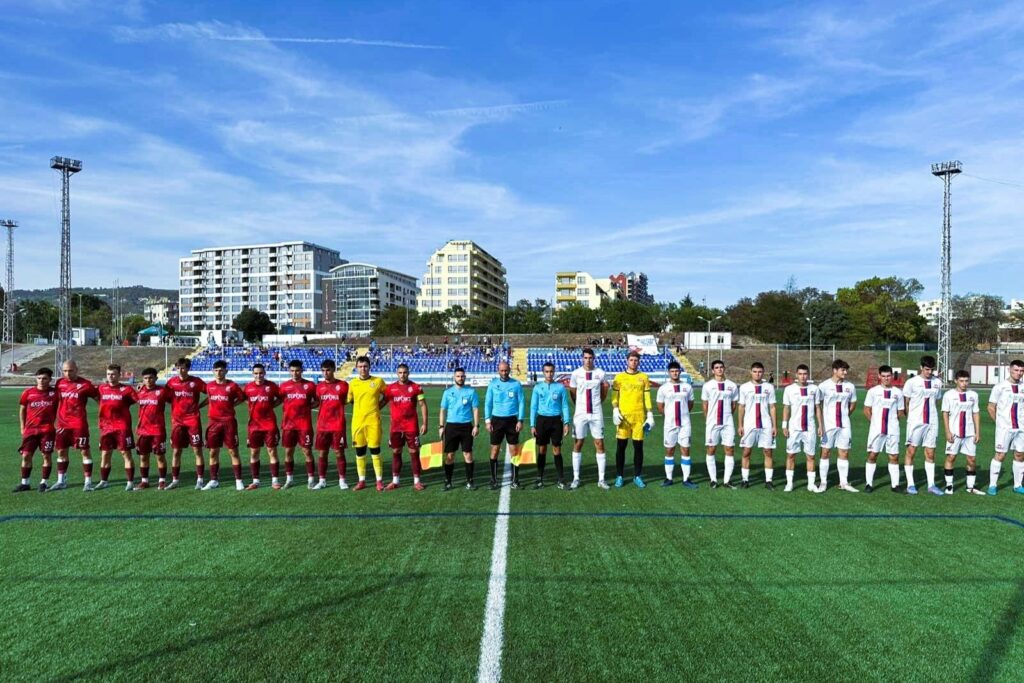 Олимпик (Варна) гостува на Фратрия II (Бенковски) в Суворово Олимпик (Варна) ще бъде гост на Фратрия II (Бенковски) в мач от 21-ия кръг на Североизточната Трета лига. Двубоят е в събота, 14 март, от 15:00 часа и ще се играе в Суворово. Варненският тим записа важна победа над ФК Рилци в предишния кръг и в момента заема 10-о място с 22 точки — с 2 по-малко от деветия Доростол (Силистра) и с 3 повече от съботния съперник. Победата в Суворово ще даде шанс на новака да се затвърди в топ 10 и да увеличи аванса си пред най-близкия преследвач. Първата среща между двата отбора този сезон предложи спектакъл с шест гола, обрати и неясен развой до последната минута — тогава двата тима завършиха 3:3 във Варна.