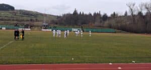 Септември (Симитли) гостува на Ботев (Ихтиман) в 23-ия кръг Септември (Симитли) гостува на Ботев (Ихтиман) след първата си победа през пролетта. Двубоят от 23-ия кръг на Югозападната Трета лига е в събота, 14 март, от 15:00 часа. "Белите" показаха отлична игра и спечелиха с 2:0 срещу ЦСКА III в предишния кръг, но загубиха двама ключови футболисти. Тодор Траянов бе изгонен с червен картон и ще пропусне следващите два мача, а Симеон Димитров е с натрупани жълти картони и ще отсъства само от сблъсъка с ихтиманци, които са трети в класирането. Септември заема десето място и ще се опита да преодолее лошата си форма като гост – тимът записа три поредни поражения навън. В същото време неотдавна тимът постигна две поредни победи като гост, включително срещу лидера Рилски спортист и срещу ОФК Костинброд. В първия двубой между двата отбора този сезон Септември загуби с 0:2, а в предходния сезон тимът изнесе точка от Ихтиман след равенство 2:2.