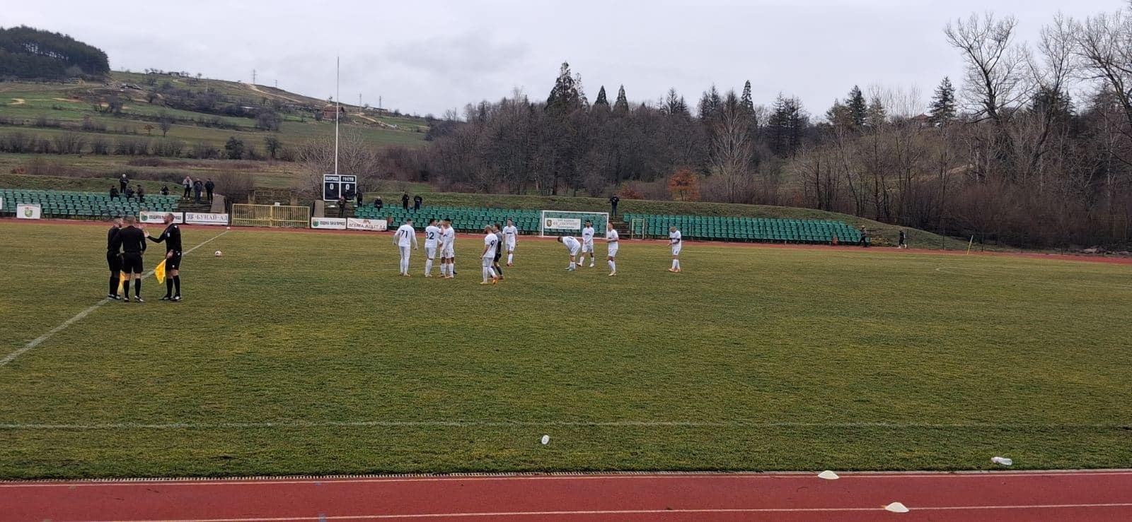 Септември (Симитли) гостува на Ботев (Ихтиман) в 23-ия кръг Септември (Симитли) гостува на Ботев (Ихтиман) след първата си победа през пролетта. Двубоят от 23-ия кръг на Югозападната Трета лига е в събота, 14 март, от 15:00 часа. "Белите" показаха отлична игра и спечелиха с 2:0 срещу ЦСКА III в предишния кръг, но загубиха двама ключови футболисти. Тодор Траянов бе изгонен с червен картон и ще пропусне следващите два мача, а Симеон Димитров е с натрупани жълти картони и ще отсъства само от сблъсъка с ихтиманци, които са трети в класирането. Септември заема десето място и ще се опита да преодолее лошата си форма като гост – тимът записа три поредни поражения навън. В същото време неотдавна тимът постигна две поредни победи като гост, включително срещу лидера Рилски спортист и срещу ОФК Костинброд. В първия двубой между двата отбора този сезон Септември загуби с 0:2, а в предходния сезон тимът изнесе точка от Ихтиман след равенство 2:2.