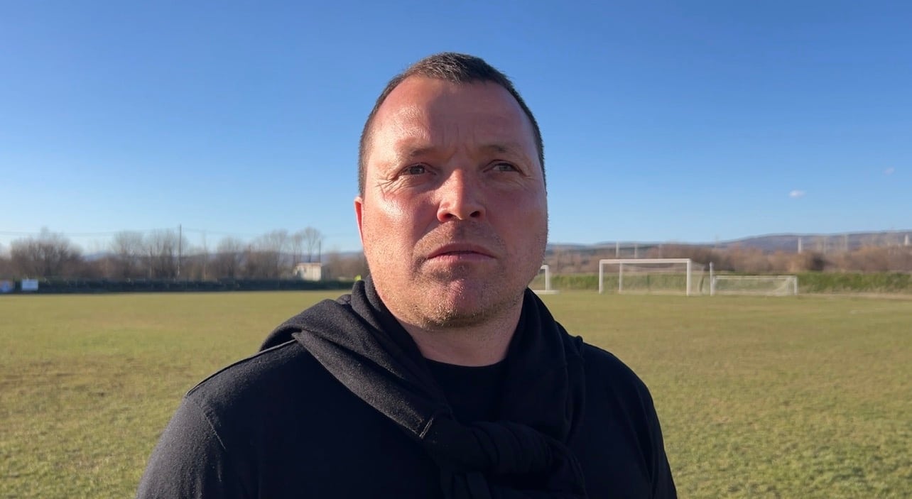 Старши треньорът на ФК Банско Борис Галчев коментира след края на отложения мач с ОФК Костинброд, в който "червените" загубиха с 1:2 като гости в среща от ХХ кръг на Югозападната Трета лига. Галчев бе видимо възмутен от съдийските решения по време на срещата. Пълното интервю с неговите мнения за съдийството, проблемите в аматьорския и българския футбол може да прочетете на официалния сайт на клуба и на istinskifutbol.bg: Загуба с 1:2 с гол в края, по-слабо първо полувреме от вашия тим, но през втората част изравнихте играта, изравнихте резултата, но пак не успяхте да вземете нищо. Защо се стигна обаче до загубата? Мисля, че след първия гол на Костинброд взехме нещата в свои ръце. Тотално надиграхме отбора на Костинброд, по мое лично скромно мнение. Но трима безхаберници, особено страничния съдия, да си ходят там, хората да не си харчат парите. Няма смисъл да се плаща за такива съдии. Това е пълно безхаберие! Нито искам да се оправдавам със съдии, нито искам да се оправдавам от други неща. Миналата седмица в Кюстендил сме играли не на нива, ами не знам на какво. Има комисии на БФС. Къде са тези комисии? Да погледна тези стадиони? Ние оправдания няма, да няма да търсим, ама това е срамно, това е срамно. И съдиите, които които свирят мачовете... Редно е да има някакъв контрол над тези съдии. Не може! Ние пътуваме 20 човека тук, отменят и гол. Никаква засада. Но при гола на Костинброд има фаул. Това е срамно. Да дойдем тук да се надиграваме, както стана на моменти. И чух хубави, много хубави думи от публиката за нашия отбор, че играем футбол, че се опитваме да играем футбол. Да, на моменти не се получава, на моменти грешим, както видяхте. И терена става най добрите условия да играем футбол, защото това отговаря и на динамиката, и на нещата, които тренираме, които правим. Говори се за стадионите, говори се за някакви условия. Ами къде са условията? Хайде, тук мога да поздравя. Хората на Костинброд са се постарали. Но половината терени са на ниво не А окръжна, а Б окръжна. Събираме се комисии от Трета лига, от БФС, говорим едни неща преди началото на първенството и накрая 20-30 години същата история. Срамота! Срамота! Срамота! Ще умре и аматьорския футбол. Натам отиват и големите ръководители, и аматьорския футбол след години ще умре, помнете ми думата. И тръгва да умира, защото много отбори играят нечестно. Само отборите ли са виновни, или ръководството има вина? Кое ръководство? На Българския футболен съюз. Вината е изцяло на ръководството. Защото знаят какви мачове се играят приятелски. И никой нищо. Минала седмица има такъв мач, никой нищо. Нито нито обръща внимание, нито нищо. Знае се, много добре се знае, всичко се знае, абсолютно всичко се знае. Какво визирате точно? Знаете какъв мач имаше миналата седмица, всеки знае. Може да разрови и това е истината, това е истината. Банско затова е на това положение. Ей от такива къде си мислят, че те са измислили футбола. Понеже задълбахме в темата, това състояние на терените и в аматьорския футбол, изобщо на някои отбори в Трета лига, тези ситуации, за които вие споменавате пречат ли да видим по качествен футбол и в горните дивизии Втора лига, Първа лига? Вие говорите за Трета лига. То в Първа лига терените са катастрофа. Виждате терените какви са. В Първа лига, вие говорите за Трета лига. Хората в Европа, в Трета лига вече имат и осветление, имат и подгрев. Имат и поливни системи. Ние още още поливаме с пръскачки. Докато държавата не застане зад футбола, нищо хубаво не ни чака и и ще идват новите Санянг, Манянг, Пенянг и това е. И нашите момчета ще си кретат тик. И като дойдат трима трима безхаберници и като те порежат, какво да правя тези деца? Умира, аматьорският футбол умира. Това е. В следващия мач се изправяте срещу един отбор, който е от дублиращите тимове в групата. Какво можем да очакваме? Ще видим ли нещо по-различно от Банско в опит да запише много ценни 3 точки? Както виждате днес, опитахме се да победим отбора на Костинброд. Който е мислил друго нещо и който е гледал мача, видя на моменти какъв мач стана. Беше интересен и за публиката, интересен, и за зрителите, защото мача се предава и от двата отбора. Така че ние дойдохме тук да победим. С ръка на сърцето ви го казвам. Гледаме, следим отбора на Костинброд, видяхме какво може да очакваме. Сбъркахме. Това са нашите редовни грешки. Сбъркахме при един корнер, но ако няма грешки, няма да има и голове. Така че, това е положението.