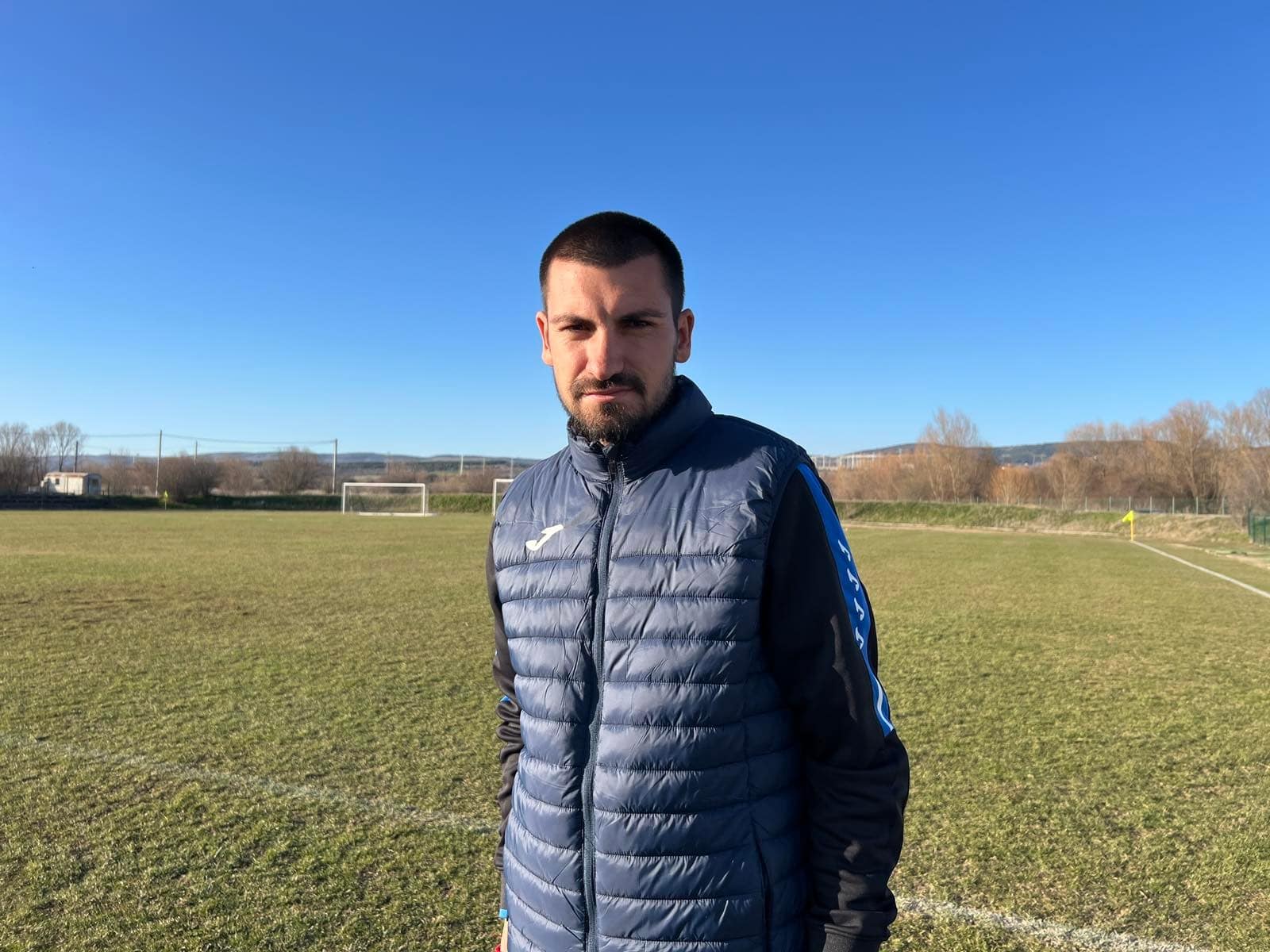 Старши треньорът на ОФК Костинброд Валентин Валентинов коментира след мача победата на своя тим над ФК Банско с 2:1. Срещата — отложеният двубой от ХХ кръг на Югозападната Трета лига — бе решена с красив късен гол за “сините”. На официалния сайт на клуба, изработен по проекта Дигитален Спорт на https://bookmaker-ratings.bg/, Валентинов говори след втората поредна пролетна победа на отбора и за това дали играта на Костинброд под негово ръководство започва да се оформя. Интервюто с него е публикувано по-долу: Първо поздравления за успеха, постигнат с един много красив гол, но остана сякаш остана усещане, че можеше и по-рано да се реши кой ще спечели трите точки в мача. Защо не успяхте да го направите след едно, бих казал сериозно доминиране през първото полувреме?Да, в този мач имахме шанса да поведем рано с 1:0, което ни даде възможност да приключим мача много по-рано. Имахме няколко ситуации на контраатаки, които мисля, че бяха изключително чисти. До някаква степен късмет, до някаква степен прибързахме малко, имаше припряност в завършването, което не ни позволи да си решим мача по рано. В началото на второто полувреме имахме две стопроцентови ситуации за решаване на мача, да стане два на нула в наша полза, но не успяхме, при което от едно статично положение допуснахме изравняване. И тук е момента, в който искам с две ръце да поздравя моите футболисти за характера. Много е неприятно да получиш изравнителен гол и то дълбоко във времето на мача. Проявихме характер, не се пречупихме, не се подадохме по никакъв начин и успяхме да отбележим победен гол, с който да си вземем трите точки. Два пъти се пропуквате при статични положения. В единия случай беше отсъдена засада, а в другия случай вече се стигна до гол за 1:1. Някаква слабост ли е това, или просто липса на концентрация, някакъв вид умора предвид факта, че предишния мач беше преди три дни? Не мога да кажа, че е слабост. Дори леко съм изненадан, защото статичните положения по принцип са ни една от силните страни, както и в атака, така и в защита. Миналия сезон даже мисля, че нямахме допуснат гол от статично положение. В същото време втори мач подред ние отбелязваме от статично положение. Ще ги изгледам на запис, защото не мога така от тъч лиията да видя в детайли. Ще си анализираме нещата и ще изработим, ако има някакви неща. Две победи от два мача вкъщи и първи победи под ваше ръководство за Костинброд. Усеща ли се вече по добро настроение в тима? Усеща ли се, че това, което търсите, започва да се получава? Ами не е лесно, защото знаете в Трета лига. Първо, условията за работа не са много добри. В подготовката имахме затруднения с терените. Тренирахме голяма част от подготовката на терен за футбол-5, изкуствен, за да може да провеждаме нормални тренировки, защото навън беше заледено, замръзнало и не позволяваше нашия терен да се използва. Важни две победи за нас. Това е много хубаво, че във вкъщи сме вече с 4 поредни победи. Едно от нещата, които исках да променя, защото в първия полусезон допускахме доста слаби игри и губехме много точки на наш терен. Искам ние да сме много силен домакин и всички отбори да се съобразяват, когато идват тук.