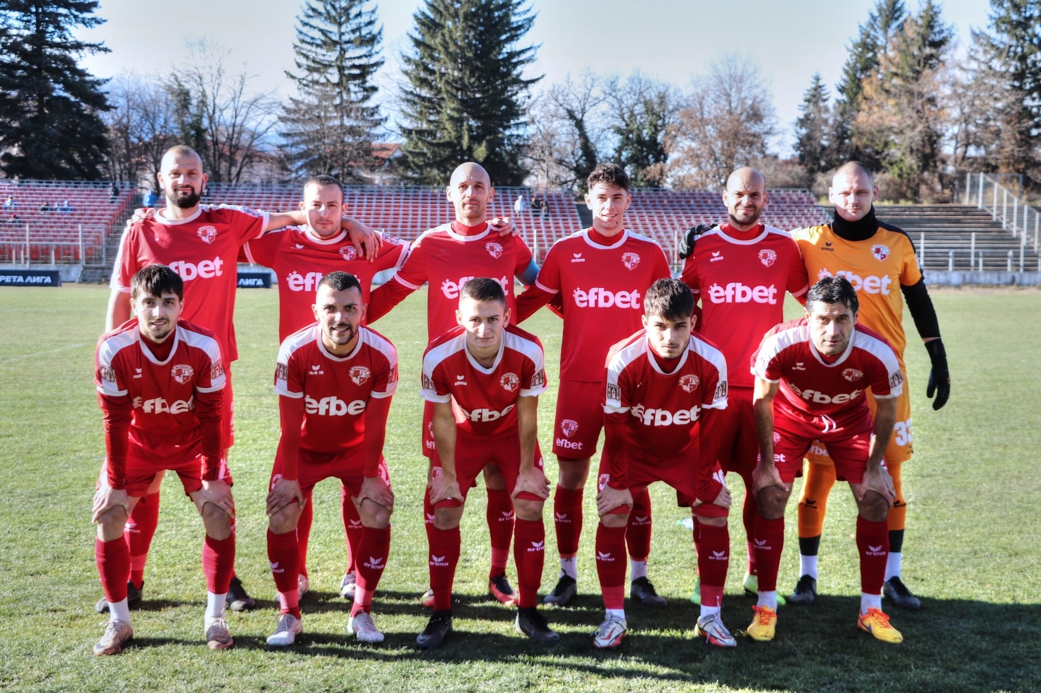 ФК Банско приема дублиращия отбор на Славия в 23-ия кръг ФК Банско е домакин на дублиращия отбор на Славия в двубой от 23 кръг на Югозападната Трета лига. Мачът започва в 15:00 часа на стадион "Свети Петър" в курортния град. Банскалии са в неприятна серия от девет поредни мача без победа; последната им победа е от 18 октомври миналата година срещу Оборище Панагюрище. През седмицата тимът изигра отложения си двубой срещу ОФК Костинброд и загуби с 1:2, след като според отбора бе сериозно ощетен от съдийската бригада. През есента Банско победи дубъла на Славия като гост с 1:0.