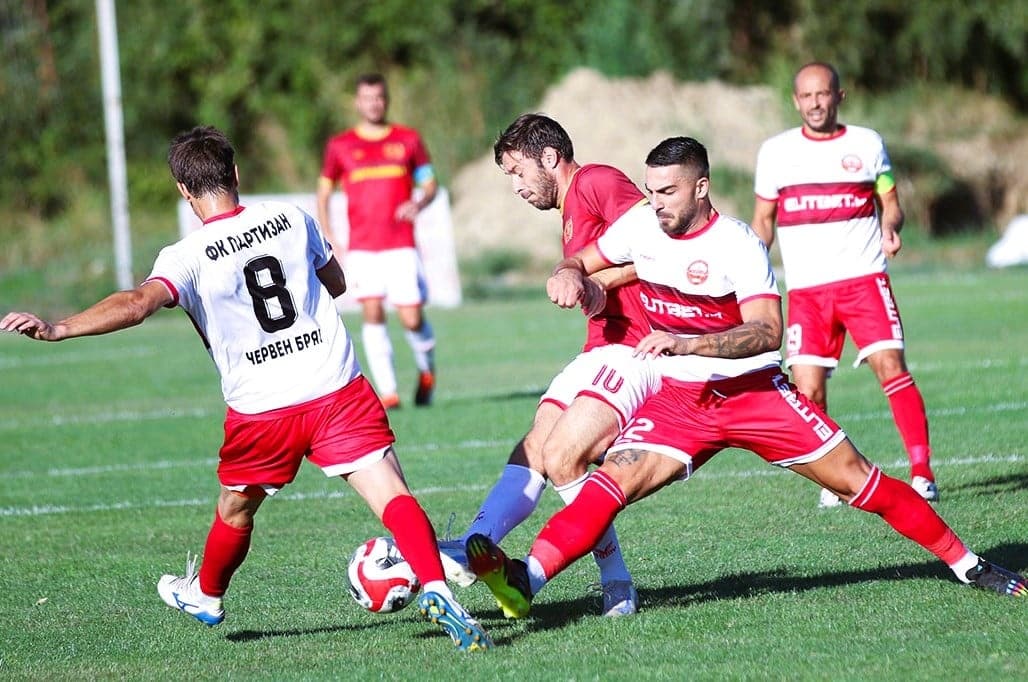 Партизан (Червен бряг) среща ОФК Павликени в 13-ия кръг на Северозападната Трета лига Партизан (Червен бряг) посреща ОФК Павликени в мач от 13-ия кръг на Северозападната Трета лига. Срещата ще се играе в събота, 14-ти март, от 15:00 часа на градския стадион в Червен бряг. Под ръководството на Николай Боянов домакините могат да гони трети пореден успех през пролетния дял, след като стартираха сезона с победа в Берковица над местния Ком, а в последния есенен кръг надиграха ФК Ловеч. Гостите от Павликени също започнаха втория полусезон силно — с домакинска победа срещу лидера Академик (Свищов). За мача няма да може да играе наказаният Тони Паликрушев, а няколко футболисти на “партизаните” са под въпрос. В първия сблъсък между двата тима през кампанията резултатът бе 0:0.