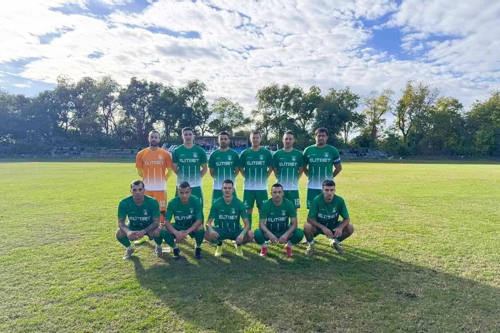 ОФК Левски 2007 гостува на Бдин (Видин) в 13-ия кръг ОФК Левски 2007 ще изиграе втори пореден мач далеч от дома през пролетния дял на сезона. В среща от 13-ия кръг на Северозападната Трета лига тимът гостува на Бдин (Видин) в събота, 14-ти март, от 15:00 часа. Пътуването до Видин е най-дългото за отбора тази пролет — над 250 километра. Последната победа на Левски във Видин датира от края на 2020 г., когато тимът се наложи с 3:0. Оттогава двата тима са се срещали три пъти в крайдунавския град и във всичките три случая победител е бил Бдин. „Зелено-белите“ започнаха пролетния дял с нулево равенство като гости на Янтра (Полски Тръмбеш), като в този мач пропуснаха възможността за три точки. За срещата в събота ОФК Левски 2007 ще трябва да се справи без централния бранител Любомир Борисов.