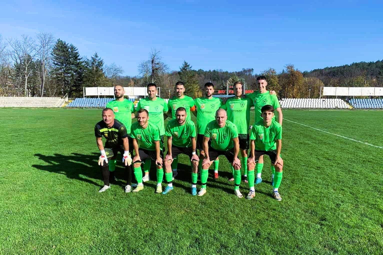 Устрем (Дончево) гостува на Спартак II (Варна) в неделя ФК Устрем (Дончево) ще се изправи срещу Спартак II (Варна) в 21-ия кръг на Североизточната Трета лига. Двубоят бе преместен от събота за неделя, 15-ти март, и започва в 15:00 часа на стадион "Локомотив" във Варна. "Зелените" ще търсят бързо връщане на победния път след поражението от другия дублиращ тим в групата — Черно море, както и загубата от Черноморец (Балчик). В полза на Устрем може да се окаже завръщането на голмайстора в първенството Виктор Христов, който се възстанови след контузия. В първата среща между двата отбора през този сезон Устрем победи домакински със 4:3.