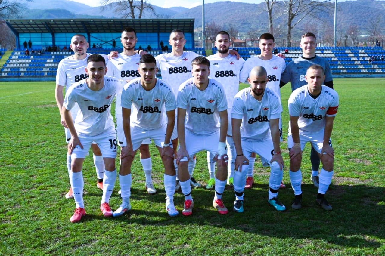 Двама футболисти на Септември (Симитли) са с контузии и ще пропуснат няколко мача на "белите". Единият е Симеон Димитров, който ще отсъства около месец от състава, воден от Петър Костурков. Той е и наказан за предстоящата среща с Ботев (Ихтиман), както съобщихме по-рано. Другият играч е вратарят Владислав Николов, който ще липсва приблизително две седмици. Пожелаваме на двамата бързо възстановяване и се надяваме отсъствието им да не се отрази върху представянето на тима!