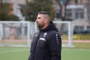 ОФК Хасково с кадрови проблеми пред визитата на ОФК Несебър Старши треньорът на ОФК Хасково Живко Желев говори преди сблъсъка с лидера в класирането ОФК Несебър. За двубоят в събота, 14-ти март, "червените" ще бъдат най-малко без трима от основните си играчи поради контузии или наказания. "С оглед контузии и наказанията тази седмица не е особено добрa. През първия полусезон, когато ситуацията изглеждаше най-тежка, успяхме да измъкнем 3-4 мача. Надявам се, че и сега сме способни да направим изненада. Играем срещу лидера, но няма какво да губим от този мач.", заяви Желев за официалния сайт на хасковлии и istinskifutbol.bg.