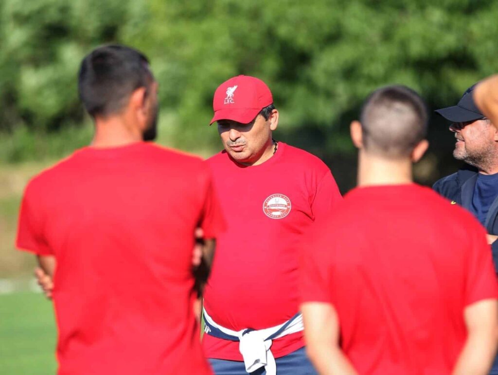 Партизан (Червен бряг) приема ОФК Павликени на 14 март Старши треньорът на Партизан (Червен бряг) Николай Боянов сподели мислите си преди срещата с ОФК Павликени. За "партизаните" предстои първо домакинство тази събота, 14-ти март, от 15 часа. "Мина една седмица с настроение, което е нормално заради резултата в Берковица. Но първенството е маратон и трябва да сме си изчистили главите вече и да мислим за предстоящия мач. Искам най-малкото да повторим представянето от двубоя с Берковица. Знаем, че мачът ще е от друг характер и ще трябва да атакуваме, но се надявам да видим това поведение, което показаха играчите срещу Ком. Ще направим всичко възможно да вземем трите точки.", каза Боянов. Подобно на Партизан и Павликени започна с успех и то срещу лидера в шампионата. "За мен Павликени е стойностен отбор, който може да изненада всеки един противник. Отбор, чийто подготвителен процес се води доста организирано. Направиха добър завършек на есента, а сега победиха лидера. Няма място да се говори за подценяване, разбира се.", добави още настанвикът на червенобрежкия тим.