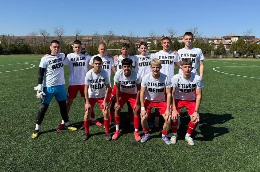 ФК Банско (юноши младша възраст) победи Пирин Благоевград с 5:2 Юношите младша възраст на ФК Банско изиграха поредния си мач от зоналното първенство, срещу коравия тим на Пирин Благоевград на стадиона в Рилци. Играчите на Банско доминираха през целия мач и напълно заслужено записаха убедителна победа с 5:2. Най-силният момент обаче дойде преди първия съдийски сигнал — отборът излезе на терена с екипи „С теб сме, Пепи“ в подкрепа на съотборник, който в предишния мач получи тежка травма. Това е истинският отборен дух — всички заедно както в победите, така и в трудните моменти. Поздравления за момчетата и техния треньор! Браво!