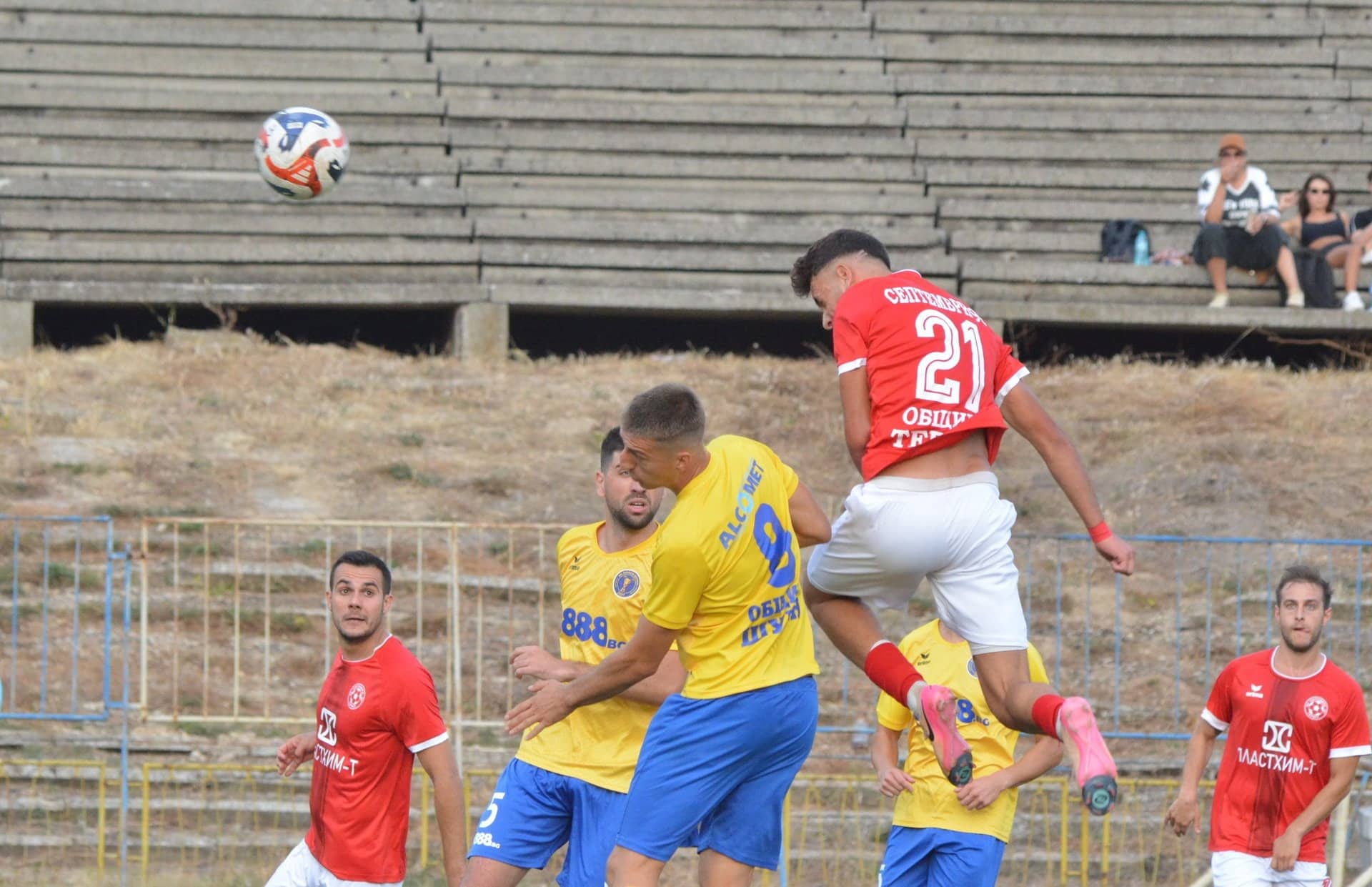 Волов-Шумен 2007 гостува на Септември (Тервел) в 21-ия кръг Волов-Шумен 2007 ще играе срещу Септември (Тервел) в среща от 21-ия кръг на Североизточната Трета лига. Мачът е в събота, 14-ти март, от 15:00 часа на стадион "Кан Тервел". След убедителната победа с 4:0 над дублиращия отбор на Спартак (Варна) шуменци заминават за Тервел с добро настроение. Домакините са настоящите шампиони и до този момент на техния терен никой не е успял да вземе дори точка през сезона. "Жълто-сините" записаха поражение от Септември по-рано през кампанията, както и при визитата си през миналия сезон. За предстоящия двубой тимът ще бъде почти пълен — капитанът Христо Станчев се завръща след лагера на втория тим в Турция. В групата за мача ще попадне и юношата на клуба Калоян Йорданов, който получава възможности в първия състав. Единствената отсъстваща фигура е опитният Васил Добрев, който се очаква да се върне в игра съвсем скоро. "Имаме мобилизация и желание за добро представяне. Надяваме се да изключим субективния фактор, за да стане една добра игра и да се получат добри резултати.", заяви президентът на шуменци Иван Станчев.