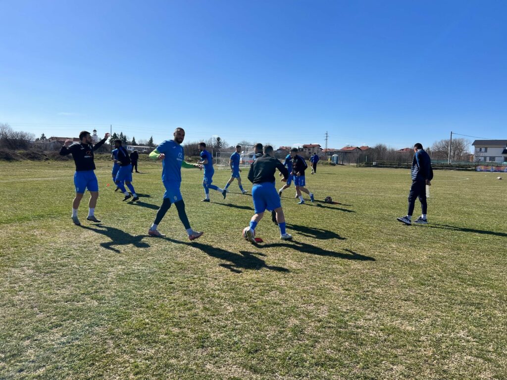 ОФК Костинброд гостува на Струмска слава в 23-ия кръг на Югозападната Трета лига ОФК Костинброд ще бъде гост на Струмска слава (Радомир) в двубой от 23-ия кръг на Югозападната Трета лига. Срещата е утре, 14-ти март, от 15:00 часа. Това ще бъде трети мач за "сините" в рамките на осем дни, след като отборът изигра и отложения си сблъсък с Банско, спечелен у дома с 2:1. Голмайсторите от този мач — Радослав Василев и Християн Бориславов — обаче няма да са на разположение за следващата среща. Бориславов е наказан за натрупани картони, а Василев ще отсъства по лични причини. Добрата новина е завръщането на Кристиян Николов, който изтърпя двубойната си санкция, както и на Вилиян Спасов, който се възстанови от контузия и вече е готов за игра. Костинброд влиза в мача от седма позиция, докато домакините от Радомир заемат второто място — само на точка от лидера в класирането.