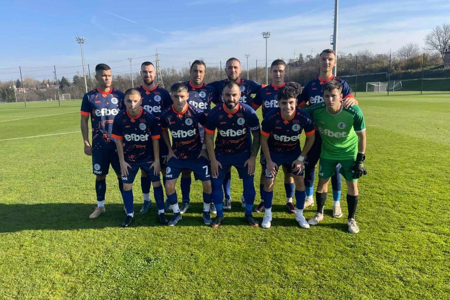 СФК Светкавица Търговище прекратява участието си в Североизточната Трета лига СФК Светкавица Търговище няма да продължи участието си в Североизточната Трета лига. Отборът изигра мачовете си през есенния дял на шампионата, а два от първите три срещи за пролетта бяха отложени съгласно регламента. На 14 март тимът трябваше да гостува на ФК Рилци (Добрич), но според съдийските назначения на Зоналния съвет такъв двубой няма да се проведе. Очаква се официално потвърждение, че всеки отбор, който е трябвало да се изправи срещу Светкавица, ще получи служебен успех с резултат 3:0.