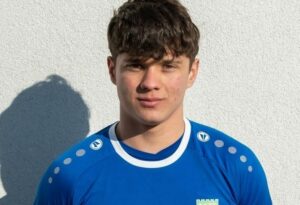 Сериозна контузия лишава Аксаково от Емануил Генов до края на сезона Аксаково получи неприятен удар в състава си — младият полузащитник Емануил Генов ще пропусне остатъка от кампанията заради контузия. Той влезе през втората част на мача със Септември (Тервел), но тези игрови минути се оказаха последни за сезона, тъй като му предстои операция заради т. нар. "футболна контузия" — травма в областта на адукторите. Пожелаваме бързо и успешно възстановяване на Емо! Сигурни сме, че ще се завърнеш още по-силен на терена! За предстоящия мач в Търговище срещу Светкавица 2014 тимът ще бъде лишен и от Ивайло Радев, който все още не е възстановен от своята травма. По-рано ви припомнихме и за Евгени Стоянов, който ще изтърпи и третия си мач от наложеното му наказание. "Въпреки проблемите тренираме усилено и се готвим за здрав сблъсък. Отиваме в Търговище с идеята да вземем трите точки", сподели преди срещата играещият помощник-треньор на отбора Десислав Дяков. Срещата между Светкавица и Аксаково е в неделя, 15-ти март, от 15:00 часа.