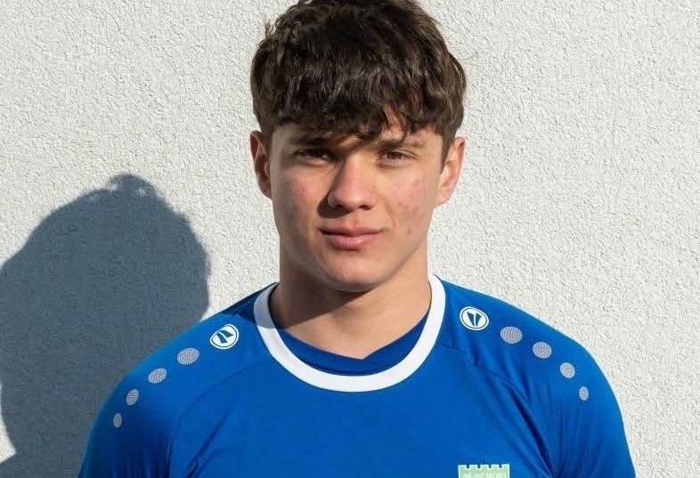 Сериозна контузия лишава Аксаково от Емануил Генов до края на сезона Аксаково получи неприятен удар в състава си — младият полузащитник Емануил Генов ще пропусне остатъка от кампанията заради контузия. Той влезе през втората част на мача със Септември (Тервел), но тези игрови минути се оказаха последни за сезона, тъй като му предстои операция заради т. нар. "футболна контузия" — травма в областта на адукторите. Пожелаваме бързо и успешно възстановяване на Емо! Сигурни сме, че ще се завърнеш още по-силен на терена! За предстоящия мач в Търговище срещу Светкавица 2014 тимът ще бъде лишен и от Ивайло Радев, който все още не е възстановен от своята травма. По-рано ви припомнихме и за Евгени Стоянов, който ще изтърпи и третия си мач от наложеното му наказание. "Въпреки проблемите тренираме усилено и се готвим за здрав сблъсък. Отиваме в Търговище с идеята да вземем трите точки", сподели преди срещата играещият помощник-треньор на отбора Десислав Дяков. Срещата между Светкавица и Аксаково е в неделя, 15-ти март, от 15:00 часа.