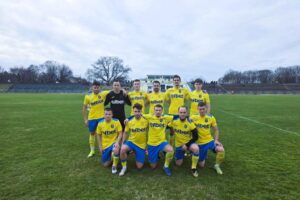 ФК Димитровград 1947 обърна Загорец (Н. Загора) за 3:1 ФК Димитровград 1947 записа важна домакинска победа с 3:1 над Загорец (Нова Загора) в мач от 24-ия кръг на Югоизточната Трета лига. Гостите откриха резултата в 20-ата минута чрез Севдалин Юлиянов, но преди почивката домакините направиха пълен обрат. Валентин Сливов изравни в 39-ата минута, възползвайки се от грешка в отбраната на загорци, а малко след това Даниел Йовчев даде аванс на Димитровград след перфектно развита контраатака. Генади Желев пусна успоредно подаване на голлинията, където играч на Димитровград се размина с топката, но включилият се от втора позиция Йовчев я насочи в мрежата на Загорец. През втората част "жълто-сините" контролираха темпото, а в 76-ата минута решението падна след автогол на Мартин Стоилов. Това е втора победа за Димитровград тази пролет, а тимът вече събира 22 точки в актива си.