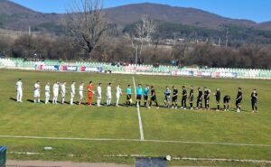 Ботев (Ихтиман) победи Септември (Симитли) с 1:0 Ботев (Ихтиман) победи с минималното 1:0 гостите от Септември (Симитли) в мач от 23-ия кръг на Югозападната Трета лига. Това бе успех за ихтиманци след две поредни равенства и пети пореден двубой без поражение. Единственото попадение реализира Борислав Балджийски в 54-ата минута, след като през първото полувреме двата тима не успяха да си отбележат голове. След спечелените три точки Ботев (Ихтиман) остава на трето място с 40 точки, но вече само на 9 точки зад Струмска слава (Радомир), която изненадващо загуби у дома от ОФК Костинброд.