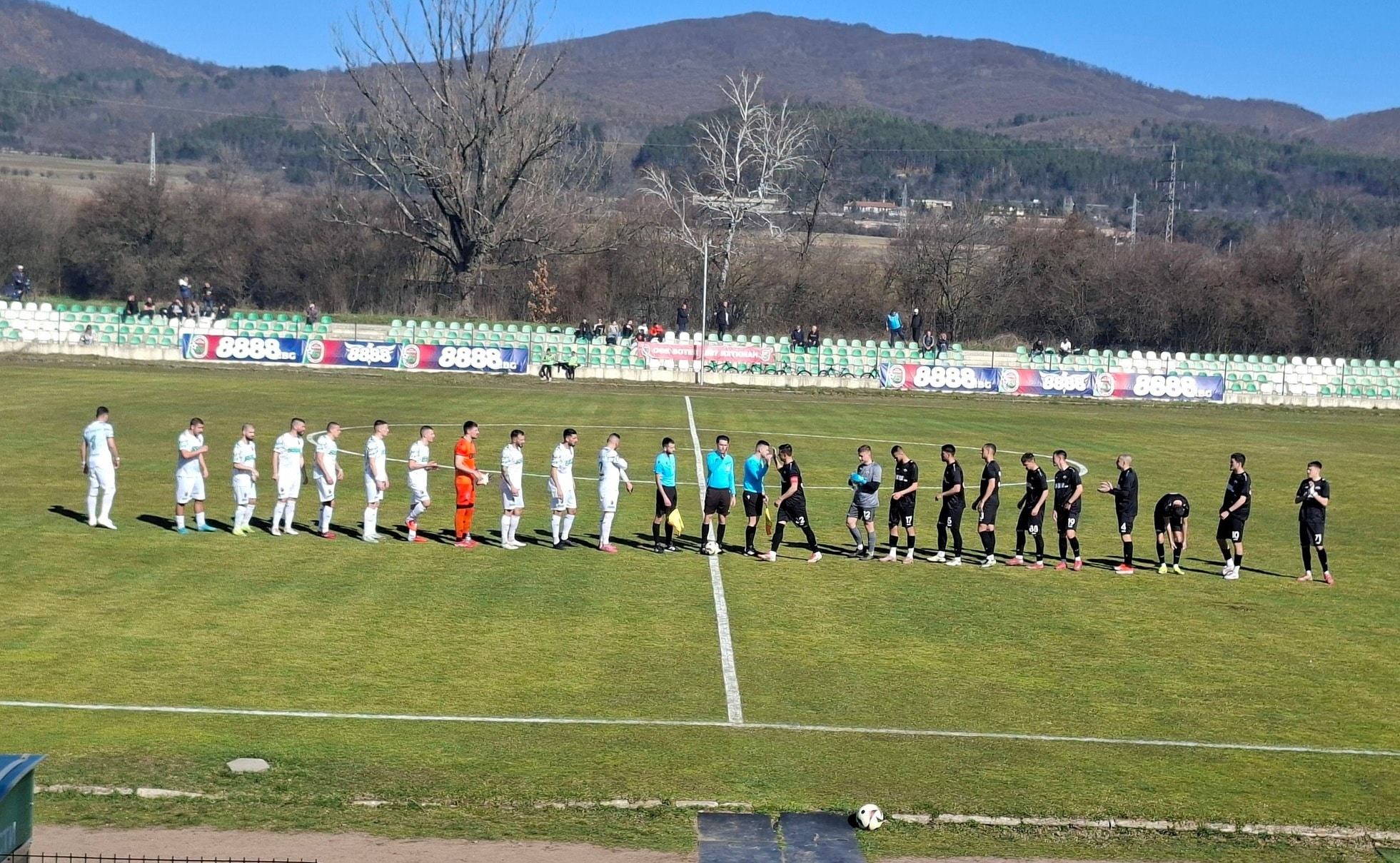 Ботев (Ихтиман) победи Септември (Симитли) с 1:0 Ботев (Ихтиман) победи с минималното 1:0 гостите от Септември (Симитли) в мач от 23-ия кръг на Югозападната Трета лига. Това бе успех за ихтиманци след две поредни равенства и пети пореден двубой без поражение. Единственото попадение реализира Борислав Балджийски в 54-ата минута, след като през първото полувреме двата тима не успяха да си отбележат голове. След спечелените три точки Ботев (Ихтиман) остава на трето място с 40 точки, но вече само на 9 точки зад Струмска слава (Радомир), която изненадващо загуби у дома от ОФК Костинброд.