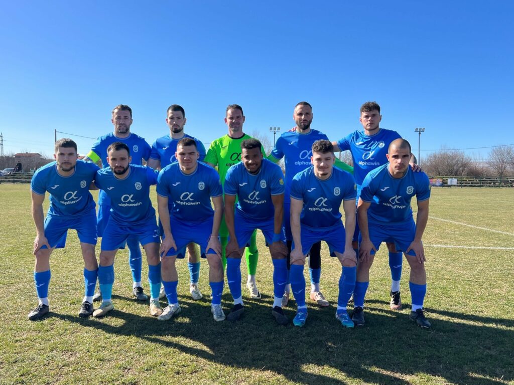 ОФК Костинброд победи Струмска слава (Радомир) с 2:1 в 23-ия кръг ОФК Костинброд постигна трета поредна победа в първенството в рамките на само осем дни, след като надделя с 2:1 като гост над втория в класирането Струмска слава (Радомир) в мач от 23-ия кръг на Югозападната Трета лига. Божидар Йотов откри резултата още във втората минута след добре разиграна контраатака. В края на първата част Лъчезар Георгиев се озова очи в очи с вратаря и имаше възможност да удвои, но не успя да се разпише. Началото на второто полувреме бе белязано от ситуация, при която футболист на гостите бе издърпан в опит да излезе сам срещу вратаря — нарушение, което не доведе до директен червен картон. Малко по-късно домакините изравниха след попадение от очевидна засада, която не беше маркирана от съдийската бригада. Десет минути преди края Николай Маринов завърши добра атака и върна преднината за костинбродци. В самия край на двубоя отново имаше възможност за чисто положение срещу вратаря и възможен трети гол, но съдийско отсъждане за засада попречи на отбора да направи резултата 3:1. Въпреки споменатите спорни ситуации, играчите на Костинброд запазиха преднината до последния съдийски сигнал и взеха важните три точки. За този мач липсваха Радослав Василев и Християн Бориславов, чиито голове донесоха успеха над Банско през седмицата, както и капитанът Мартин Тошев. Това обаче не попречи на отбора да продължи отличната си серия. ОФК Костинброд заема седмото място в класирането с актив от 33 точки.