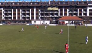 Банско направи 1:1 със Славия (дубъл) в 23-ти кръг на Югозападната Трета лига ФК Банско завърши при равен резултат 1:1 срещу дублиращия тим на Славия в мач от 23-ти кръг на Югозападната Трета лига. В първата част гостите останаха с човек по-малко, след като Николай Миков получи два жълти картона и беше изгонен. Това даде числено преимущество на домакините и играта бързо се пренесе пред вратата на гостите. До почивката банскалии пропуснаха няколко чисти положения. През второто полувреме натискът на домакините продължи — ситуациите пред вратата на Александър Донков се редуваха една след друга. Решението в срещата настъпи в заключителните шест минути. В 84-ата минута Костадин Слаев центрира отляво и Хенри Тач реализира с глава за 1:0. Само две минути по-късно обаче белите изравниха след атака отдясно и центриране в наказателното поле, където топката беше засечена във вратата, пазена от Атанас Тъпигьозов. В оставащото време домакините отново упражниха натиск и пропуснаха още положения, особено в добавеното време, когато трима футболисти се разминаха с топката в наказателното поле на гостите.