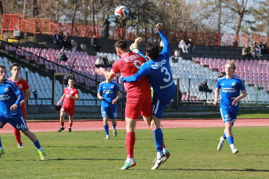 ОФК Несебър завърши 0:0 при визитата си на ОФК Хасково ОФК Несебър направи грешна стъпка при гостуването си на ОФК Хасково в среща от 24-ия кръг на Югоизточната Трета лига, завършвайки наравно 0:0. Въпреки хикса „делфините“ запазват първото място в класирането и ще останат начело независимо от развръзката в мача на Марица с дубъла на Локомотив Пловдив. Към момента, преди старта на двубоя на Марица, ОФК Несебър има 54 точки, докато „жълто-сините“ са с 51, като несебърлии водят по показателя в преките срещи. В Хасково гостите от Несебър търсиха победата до последната минута, но не успяха да пробият защитата на домакините. ОФК Несебър натисна от самото начало и създаде няколко ситуации, но така и не стигна до попадение. Следващият мач на ОФК Несебър е домакинство на Секирово на 21 март.
