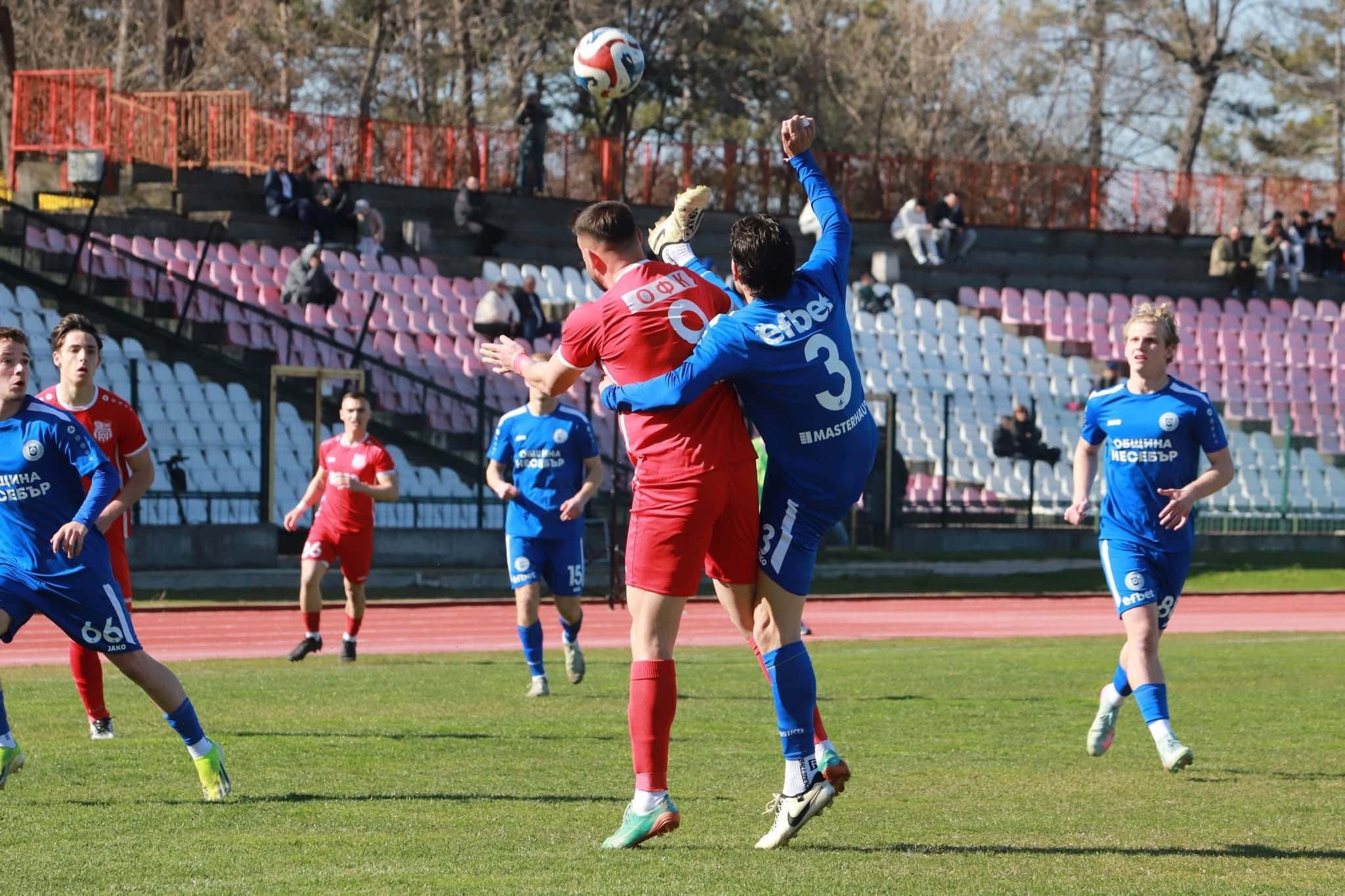 ОФК Несебър завърши 0:0 при визитата си на ОФК Хасково ОФК Несебър направи грешна стъпка при гостуването си на ОФК Хасково в среща от 24-ия кръг на Югоизточната Трета лига, завършвайки наравно 0:0. Въпреки хикса „делфините“ запазват първото място в класирането и ще останат начело независимо от развръзката в мача на Марица с дубъла на Локомотив Пловдив. Към момента, преди старта на двубоя на Марица, ОФК Несебър има 54 точки, докато „жълто-сините“ са с 51, като несебърлии водят по показателя в преките срещи. В Хасково гостите от Несебър търсиха победата до последната минута, но не успяха да пробият защитата на домакините. ОФК Несебър натисна от самото начало и създаде няколко ситуации, но така и не стигна до попадение. Следващият мач на ОФК Несебър е домакинство на Секирово на 21 март.