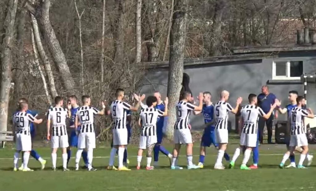 Ювентус (Малчика) загуби у дома от Янтра (Полски Тръмбеш) с 0:1 Ювентус (Малчика) показа видимо подобрение в играта си, но отново напусна домакинството си без точки. "Бианконерите" отстъпиха с 0:1 на Янтра (Полски Тръмбеш) в среща от 13-ия кръг на Северозападната Трета лига. Единственият гол падна в 8-ата минута, когато Любомир Генчев центрира от свободен удар и намери Явор Генчев, който с удар от малък ъгъл успя да преодолее стража на Юве Теодор Тодоров. До края домакините имаха ситуации, с които можеха да изравнят, но не успяха да ги оползотворят. След поражението Ювентус (Малчика) остава с 4 точки и заема 11-ата позиция в класирането.