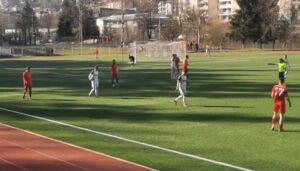 Марица (Милево) надви Родопа (Смолян) с 1:0 като гост Марица (Милево) спечели с минималното 1:0 при визитата си на Родопа (Смолян) в мач от 24-ия кръг на Югоизточната Трета лига. През първата част двата тима не успяха да се разпишат, въпреки че тимът от Милево имаше чиста възможност сам срещу вратаря в 15-ата минута. Още в първата част Марица остана с човек по-малко, след като Ангел Здравчев получи два жълти картона и бе изгонен. Първото предупреждение беше за спречкване, а второто — за нарушение. В 58-ата минута и домакините от Родопа останаха с 10 души след червен картон, което възстанови равенството в числеността на терена. Единственото попадение в срещата реализира влезлият от резервната скамейка Желязко Калинов в 80-ата минута. Диян Чойнев имаше основна заслуга за гола — той навлезе в наказателното поле, преодоля опонент, подаде остро и Калинов засече за 1:0. Идната сряда (18 март) Марица (Милево) отново ще гостува на Родопа, този път в областния финал за Купата на Аматьорската футболна лига.