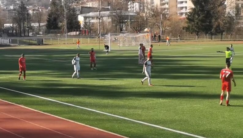 Марица (Милево) надви Родопа (Смолян) с 1:0 като гост Марица (Милево) спечели с минималното 1:0 при визитата си на Родопа (Смолян) в мач от 24-ия кръг на Югоизточната Трета лига. През първата част двата тима не успяха да се разпишат, въпреки че тимът от Милево имаше чиста възможност сам срещу вратаря в 15-ата минута. Още в първата част Марица остана с човек по-малко, след като Ангел Здравчев получи два жълти картона и бе изгонен. Първото предупреждение беше за спречкване, а второто — за нарушение. В 58-ата минута и домакините от Родопа останаха с 10 души след червен картон, което възстанови равенството в числеността на терена. Единственото попадение в срещата реализира влезлият от резервната скамейка Желязко Калинов в 80-ата минута. Диян Чойнев имаше основна заслуга за гола — той навлезе в наказателното поле, преодоля опонент, подаде остро и Калинов засече за 1:0. Идната сряда (18 март) Марица (Милево) отново ще гостува на Родопа, този път в областния финал за Купата на Аматьорската футболна лига.