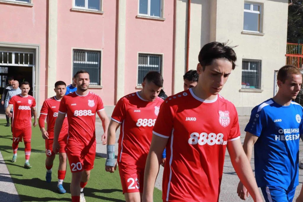 ОФК Хасково не успя да победи лидерa ОФК Несебър — 0:0 ОФК Хасково завърши 0:0 в домакинството си срещу лидера ОФК Несебър в изключително оспорван и напрегнат мач от 24-ия кръг на Югоизточната Трета лига. Двубоят предложи множество единоборства и опасни ситуации пред двете врати, но няма реализирани голове. Домакините започнаха уверено и още в 10-ата минута създадоха първата сериозна опасност — след добре развита многоходова атака Юли Шакеров отправи удар, който мина на сантиметри покрай гредата. В 20-ата минута Хасково отново бе близо до откриване на резултата, когато Красимир Илиев стреля от пряк свободен удар, но вратарят на Несебър се намеси решително и спаси. През първата част пред нашата врата положения почти нямаше. След почивката натискът на гостите се усили, подпомогнат и от съдийските отсъждания. Въпреки това футболистите на Хасково показаха характер и се бориха до последната минута, създавайки няколко възможности за гол. В самия край на срещата Несебър можеше да вземе трите точки — капитанът на гостите засече с глава центриране в наказателното поле, но вратарят Георги Милев направи отлично спасяване и запази нулевото равенство. В следващия кръг ОФК Хасково ще гостува на Марица Пловдив.