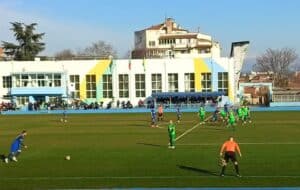 ФК Ямбол се наложи с 2:0 над Левски (Карлово) в дербито за Топ 3 ФК Ямбол победи Левски (Карлово) с 2:0 в двубой от 24-ия кръг на Югоизточната Трета лига. Срещата бе ключова за битката за Топ 3 в класирането. Домакините под ръководството на треньора Николай Жечев изиграха силен мач и заслужено спечелиха. Първото полувреме завърши при 0:0, въпреки че Ямбол пропусна шест чисти положения пред вратата на гостите. В 35-ата минута Атанас Георгиев бе принудително заменен заради контузия и на негово място влезе Виктор Янев. В началото на втората част гостите излязоха по-активни, но в 53-ата минута от фаул, центриран отдясно от Тошев, Николай Йорджев реализира за 1:0. След това Левски (Карлово) опита да вземе инициативата и да търси изравняване, но се откри в защита, което позволи на Ямбол да използва празнините. В края на срещата Виктор Янев оформи крайното 2:0. С този успех Ямбол се доближи на точка от третото място в класирането.