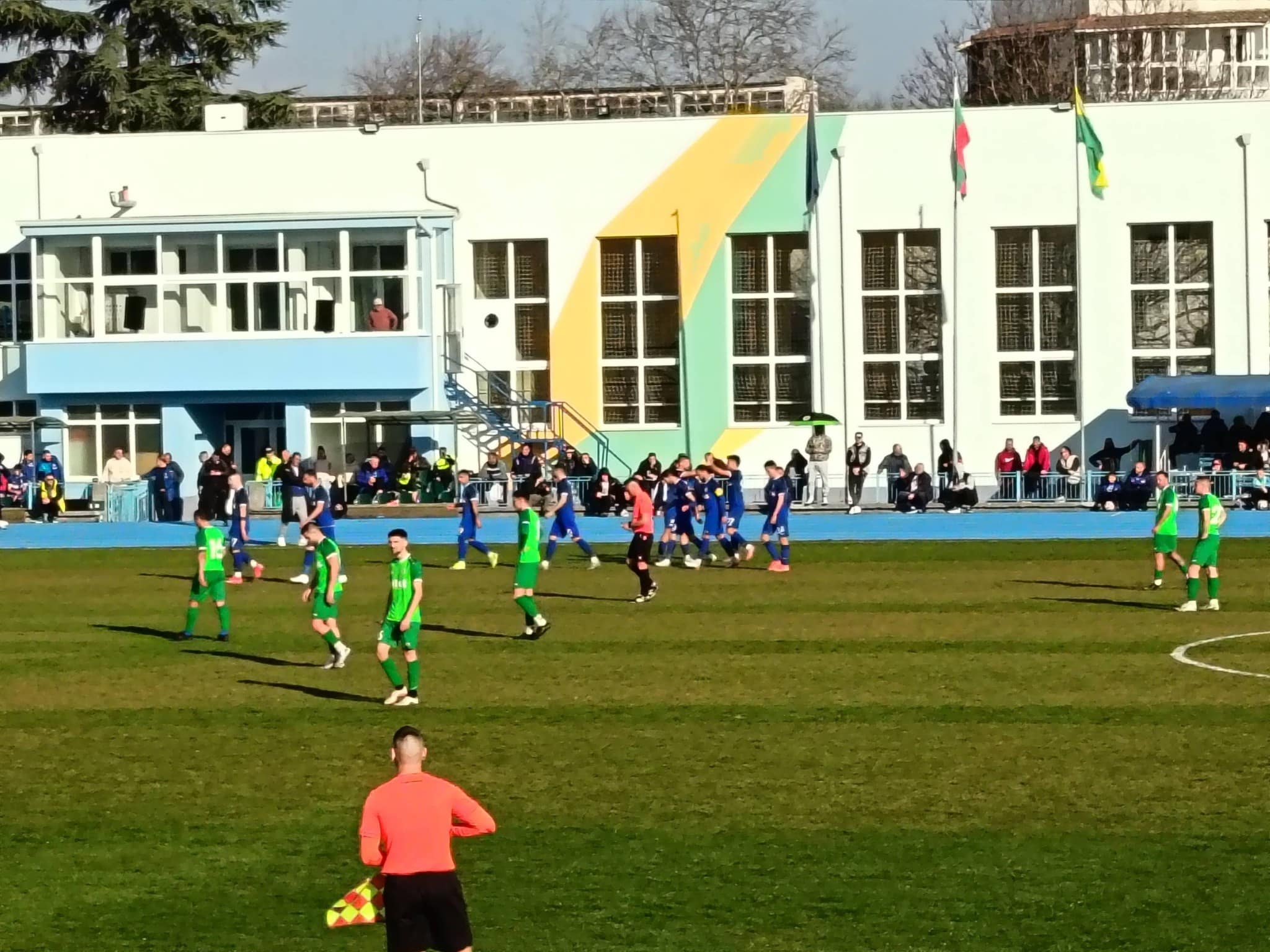 Левски (Карлово) загуби с 0:2 при визитата на ФК Ямбол Левски (Карлово) допусна първото си поражение през пролетта, отстъпвайки с 0:2 при гостуването си на ФК Ямбол в среща от 24-ия кръг на Югоизточната Трета лига. В първата част домакините бяха по-активният отбор и дори удариха греда. Гостите имаха шанс да поведат в самия край на полувремето, но пропуснаха възможността. След почивката Левски успя да поизравни играта, но в 62-ата минута Николай Йорджев се оказа най-съобразителен при разбъркване в наказателното поле и откри резултата в полза на Ямбол. Тимът на Господин Мирчев се хвърли в атака с цел изравняване, но вместо това в добавеното време Виктор Янев оформи крайното 2:0. Малко преди втория гол централният бранител на Левски Венцислав Богданов получи втори жълт картон и бе изгонен. Въпреки загубата Левски (Карлово) запази третата позиция в класирането, оставайки с точка аванс пред днешния си съперник.