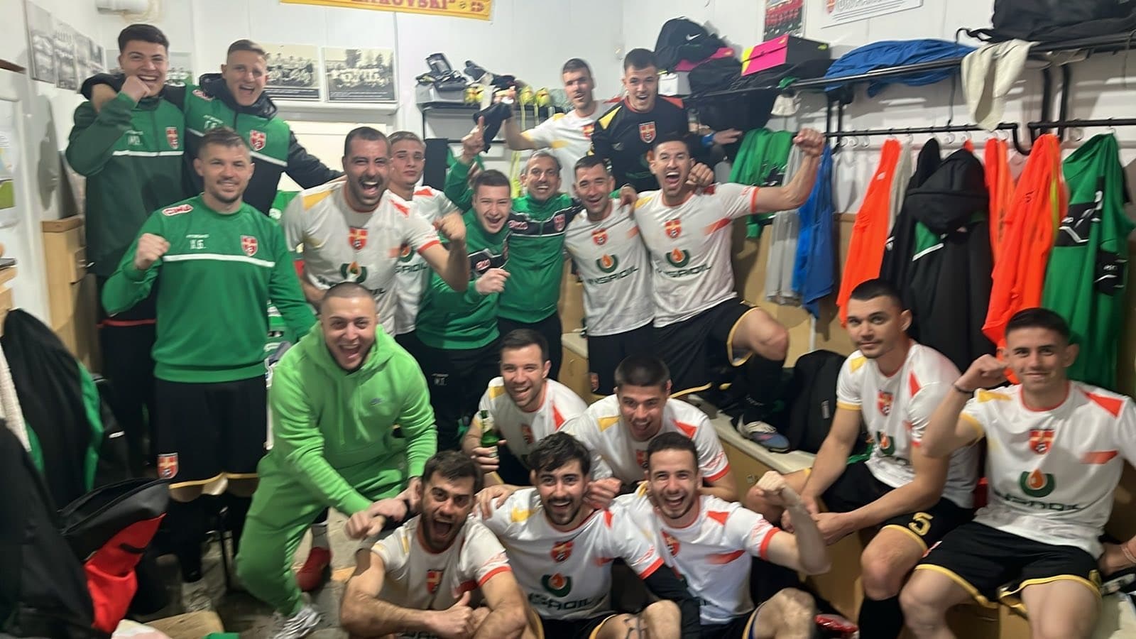 ФК Раковски победи Атлетик (Куклен) с 1:0 ФК Раковски победи Атлетик (Куклен) с 1:0 в среща от 24-ия кръг на Югоизточната Трета лига. Единственото попадение в срещата бе дело на играещия старши треньор Валери Домовчийски, който реализира през второто полувреме и донесе трите точки за домакините. Пламен Айлов направи много силен дебют за Раковски, като напълно неутрализира най-опасния нападател на Атлетик — Макджералд Уоха. Първата част бе изпълнена с много единоборства и борба, а чистите голови ситуации бяха рядкост. И двата тима пропуснаха по една възможност: Петьо Атанасов стреля покрай вратата от удобна позиция, а Пламен Айлов блокира удар на Уоха. След почивката домакините вдигнаха темпото и заслужено стигнаха до победата. След брилянтно изпълнен корнер от Петьо Атанасов, Валери Домовчийски с глава вкара за 1:0. Стартов състав: Милко Баданов Теодор Гишин Денислав Куртев Пламен Айлов Георги Иванов Стефан Петков Стефан Попов Валери Домовчийски Петър Атанасов - капитан Мартин Телбийски Стефан Рабаджийски В игра влязоха още: Христо Ботевски, Георги Загорчев, Марин Димитров, Кристиян Николов.