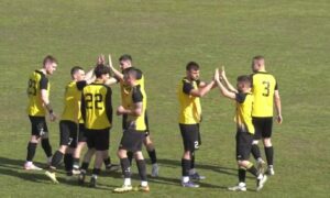 ОФК Павликени загуби с 1:2 при визитата си на Партизан (Червен бряг) ОФК Павликени загуби с 1:2 при гостуването си на Партизан (Червен бряг) във втория пролетен кръг на Северозападната Трета лига. Домакините откриха в 27-ата минута, когато Цветан Петров бе оставен непокрит на далечната греда и реализира с глава. В първите секунди на втората част Иван Кирилов прати неспасяем удар за 2:0. Малко преди изтичането на час игра Цветомир Траянов получи червен картон и задачата за отбора на Димо Атанасов стана доста трудна. В 72-ата минута Йордан Йорданов намали резултата на 1:2 от изпълнена дузпа, отсъдена за нарушение на Пламен Аспарухов срещу Александър Ангелов. Ударът първоначално бе спасен, но при добавката Йорданов не сбърка. До края Павликени не успя да стигне до точката, въпреки че доигра мача с 10 души. В следващия кръг отборът ще запише служебен успех, тъй като трябваше да срещне отказалия се от участие ФК Ловеч.