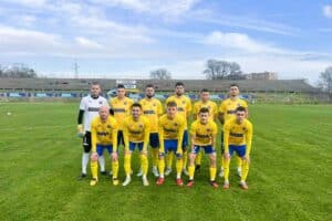 Волов-Шумен 2007 падна с 0:1 от шампиона Септември (Тервел) Волов-Шумен 2007 загуби с 0:1 гостуването си на шампиона Септември (Тервел) в среща от 21-вия кръг на Североизточната Трета лига. В първите 15 минути гостите бяха по-слабият отбор, след което успяха да поизравнят играта и дори да уцелят греда. Въпреки това тимът изостана след попадение на Кристиан Пешков — това беше и единственият точен удар на "хановете" в срещата. През втората част Волов-Шумен 2007 доминираше, като в последните 20 минути наложи сериозен натиск и дори доминираше срещу своя опонент. При най-добрата възможност Румен Николов стреля, но с върха на пръстите си противниковият страж спаси, а при добавката Жечко Йорданов беше в засада. Това е втора поредна загуба за Волов-Шумен от Септември (Тервел) с този резултат и трета в четирите мача помежду им през последните два сезона.