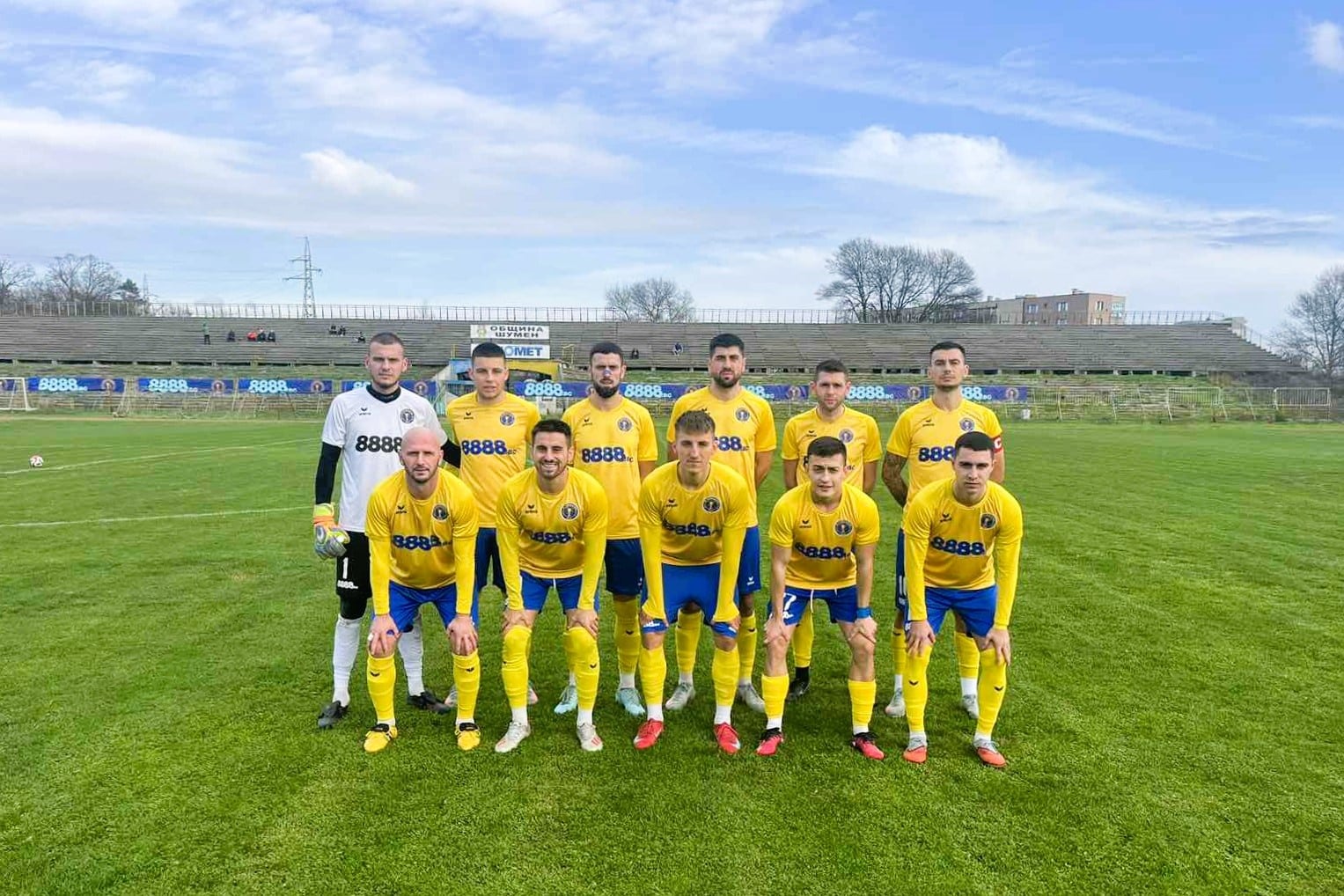 Волов-Шумен 2007 падна с 0:1 от шампиона Септември (Тервел) Волов-Шумен 2007 загуби с 0:1 гостуването си на шампиона Септември (Тервел) в среща от 21-вия кръг на Североизточната Трета лига. В първите 15 минути гостите бяха по-слабият отбор, след което успяха да поизравнят играта и дори да уцелят греда. Въпреки това тимът изостана след попадение на Кристиан Пешков — това беше и единственият точен удар на "хановете" в срещата. През втората част Волов-Шумен 2007 доминираше, като в последните 20 минути наложи сериозен натиск и дори доминираше срещу своя опонент. При най-добрата възможност Румен Николов стреля, но с върха на пръстите си противниковият страж спаси, а при добавката Жечко Йорданов беше в засада. Това е втора поредна загуба за Волов-Шумен от Септември (Тервел) с този резултат и трета в четирите мача помежду им през последните два сезона.