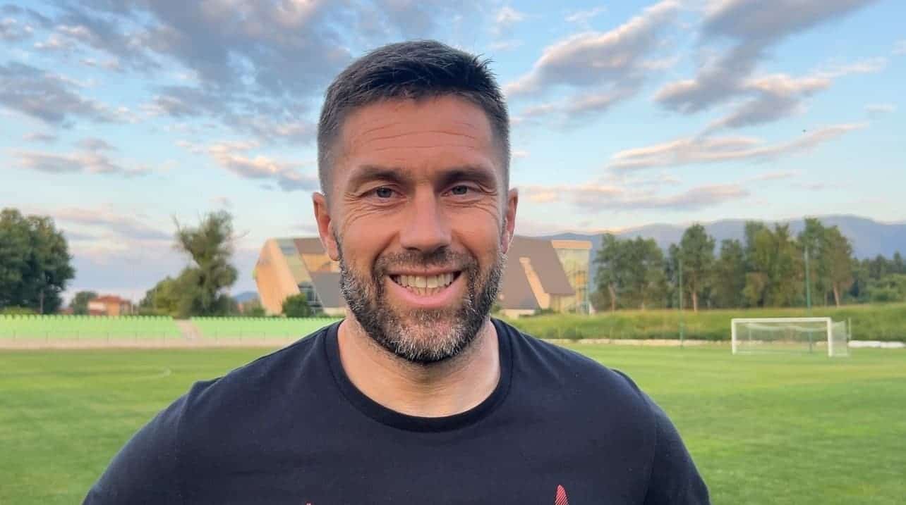 Рилски спортист спечели с 1:0 срещу Оборище — Пламен Крумов похвали характера на отбора Рилски спортист (Самоков) победи Оборище (Панагюрище) с 1:0 в мач, в който старши треньорът Пламен Крумов беше доволен от представянето на своите футболисти. Макар и с минимален резултат, тимът показа характер и, по думите на Крумов, не допусна сериозни опасности пред вратата си. Според мен трудна, но заслужена победа срещу отбор, който смятам, че е един от най-добрите в първенството. Стана много тежък и мъжки мач. Пропуснахме златни възможности да поведем с два гола и малко да се успокоят момчетата. Определено това, че във всеки мач играем за задължителни 3 точки, е бреме. Играе се под напрежение, но е така, когато гониш първото място. Ако изчезне напрежението, вече е лошо. Поздравления за футболистите. Изиграха един много добър двубой. Почти нямаше опасности пред нашата врата, само няколко статични положения. Като цяло съм много доволен от характера, който играчите показаха. И, естествено, от победата с чиста мрежа. За сетен път ще кажа, че защитата печели първенствата. Наставникът отдели и благодарности към привържениците на отбора в Самоков, които подкрепиха тима на стадиона. Благодаря на хората, които бяха дошли да ни подкрепят. Надявам се да сме ги зарадвали. Сега ще отдъхнем няколко дни, а с оглед почивката в следващия кръг имаме доста време да се подготвим качествено за следващия мач. Следващият мач на Рилски спортист е домакинство срещу Костинброд на 28 март. В 24-ия кръг отборът ще получи служебен победа срещу Витоша (Бистрица), който се е отказал от участие в групата.