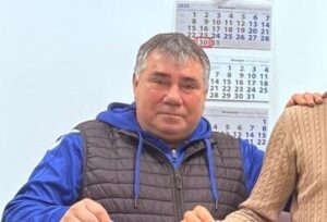 Гигант (Съединение) обърна Созопол и го победи с 1:0 като гост Гигант (Съединение) победи с 1:0 като гост ФК Созопол в един от най-интригуващите двубои от кръга в Югоизточната Трета лига. Няколко думи веднага след мача за феновете и медиите даде президентът на „гигантите“ Добри Козарев: „Моето лично мнение е, че изиграхме най-силния си мач от началото на сезона, и то срещу един от най-трудните ни противници. Както показва статистиката, в 9 поредни гостувания нямаме победа като гост в Созопол, нямахме дори и равен, а ето че днес спечелихме. Всички момчета играха много добре, за което им благодаря. Играем все по-добре, за което заслуга има и треньорът Васил Стефанов. Венци Гюзелев вкара много важен гол, което говори за неговите безспорни качества", коментира Добри Козарев пред официалния сайт на Гигант Съединение. "Когато коментирам съдийството в други двубои, има хора, които се сърдят, но истината е следната: днес Валентин Железов доказа какво е да имаш авторитет и респект на терена. За мен той е най-добрият съдия и днес го доказа. Комуникираше добре с футболистите, те наистина бяха респектирани от него и той проведе двубоя както трябва. Така че, когато съдийството е на ниво, няма какво да се коментира", добави Козарев. "И този път ни липсваха трима футболисти – знаете, че Агоп Кочиян е контузен трайно, нямаше ги също Никола Галов и Теодор Фърков, така че и ние имахме своите проблеми. Домакините от Созопол имаха две възможности, но вратарят ни се справи чудесно", завърши шефът на клуба.