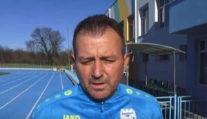 Ямбол се наложи с 2:0 над Левски (Карлово) в дербито за място в Топ 3 на Югоизточната Трета лига. Мачът бе от 24-ия кръг на шампионата. „Смятам, че изиграхме много добър мач и наистина се представихме много добре. След края на двубоя поздравих момчетата, защото те дадоха всичко от себе си“, коментира треньорът Николай Жечев пред официалния сайт на ФК Ямбол. „През първото полувреме пропуснахме може би пет-шест чисти голови положения, имахме греди и топката просто не влизаше във вратата. В началото на втората част отстъпихме малко инициативата на гостите, но точно тогава открихме резултата. След това те започнаха да играят доста по-открито и оставиха празни пространства в защита, като се възползвахме от една от грешките им", коментира още наставникът. "Неприятното в този мач е, че Атанас Георгиев се контузи, но пък в игра се завърна Цветелин Радев, който пуснах като титуляр. От резервната скамейка влязоха Добромир Димитров и Виктор Янев, когото пуснах на мястото на контузения Атанас още през първото полувреме. Благодаря много и на публиката, която ни подкрепи в пореден двубой", завърши Жечев.