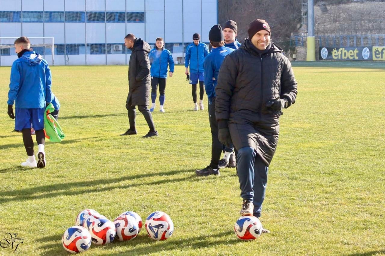 Черноморец (Балчик) се върна на победния път — Станчев мисли за мача в Шумен Черноморец (Балчик) записа категоричен успех с 4:0 над Доростол Силистра у дома. Старши треньорът Ивайло Станчев не скри задоволството си от представянето, но вече насочва вниманието към следващия сблъсък, който е в сряда, 18-ти март. Ето какво сподели Станчев след победата: Беше важно да се завърнем на победния път и го направихме убедително. Въпреки липсата на някои основни играчи, смятам че се справихме добре. След 3 дни ни очаква отложения мач в Шумен. Домакините са сериозен отбор с добра сплав между опит и качество, а това че вчера са затруднили по подобен начин действащия шампион на неговия терен говори само по себе си. Трябва да отидем максимално амбицирани, бързо да се нагодим на изкуствения терен и да спечелим двубоя. Имаме потенциала да го направим. Отборът вече се готви за отложения двубой в Шумен и ще се стреми да продължи добрата серия.