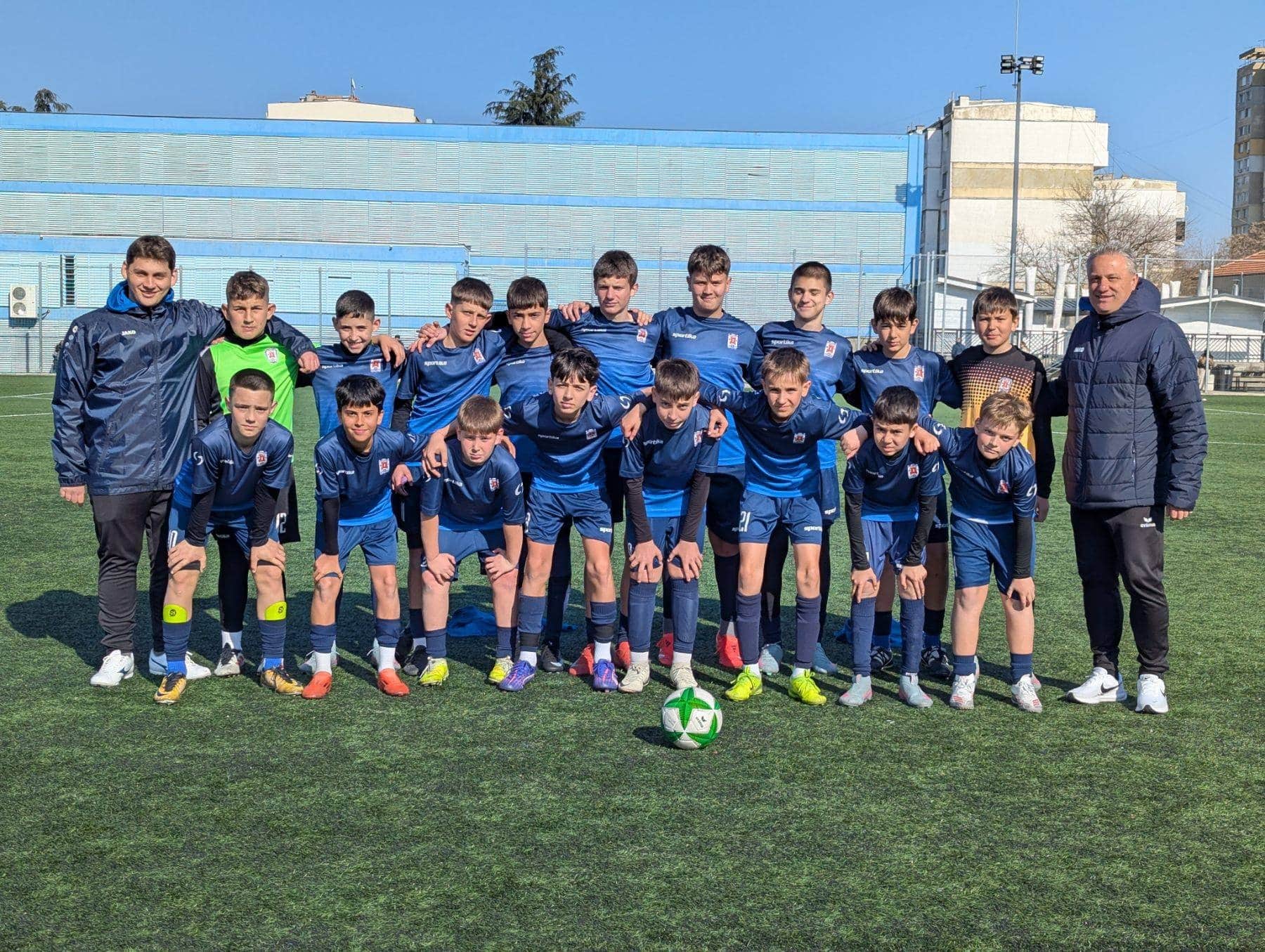 Децата от Детско-юношеската школа на Доростол Силистра участваха в серия приятелски срещи, организирани в шест възрастови групи. Младите футболисти гостуваха на Футболна Академия Дунав (Русе). Контролите бяха за възрастите от 8 до 13 години: родените през 2013-та играха на Футбол-11, набори 2013 и 2015 — на Футбол-9, U9 — на Футбол-7, а най-малките, родени през 2018 г., — на Футбол-5. Комплекс „Дунав“ в Русе отново се изпълни с положителна енергия, детски усмивки и много футбол. Благодарим на Футболна Академия Дунав (Русе) за отличните условия, спортсменството и добрия тон на зеления терен!