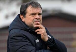 Старши треньорът на Септември (Симитли) Петър Костурков коментира загубата с 0:1 при гостуването на Ботев (Ихтиман) от 23-ия кръг на Югозападната Трета лига. Въпреки негативния резултат, тимът остави добро впечатление с играта си срещу третия в класирането. Ето и как видя двубоя Костурков от своята позиция: Направихме наистина добро начало, през първото полувреме бяха поне 4-5 чистите положения, докато те нямаха нито едно. Дефанзивно високата ни преса функционираше много добре, преходите ни бяха добре. Само пред вратата нямаше спокойствието да отбележим 1-2 гола. Имаше и намеси на техния вратар. Второто започна равностойно и от една грешка Балджийски ни вкара типично за него след центриране от левия фланг. Гол близнак на един от трите му гола срещу Сливнишки герой, които разглеждахме на видео анализите преди срещата. Опитахме се след това да изравним, имахме 1-2 положения. И двата тима имахме претенции за по една дузпа, но не мога да кажа със сигурност дали е имало, или не, бях далеч. Наставникът призна, че чувствата му след мача са смесени заради доброто представяне, но неблагоприятния резултат: Не ми хареса, че бяхме малко търпеливи и играехме с много дълги топки към края на мача, което не беше нужно. Трябваше да изграждаме по-търпеливо нашите атаки. Естествено, разочарован съм от резултата с оглед на показаното. Направихме много добър мач, особено през първото полувреме. Но като се има предвид, че четирима ни липсват, това си оказа влияние. От друга страна има задоволство в мен, защото срещу топ отбор за лигата, в която играем, бяхме тимът, който доминира. Мисля, че сме на прав път. Към тримата вече отсъстващи Симеон Димитров, Тодор Траянов и Владислав Николов, ден по-рано се присъедини и Красимир Великов, който е усетил болки в кръста. "Решихме да не го ползваме, защото имаме нужда от хора, които са 100% здрави в тези мачове. Надявам се, че в сряда ще бъде на линия за срещата с Левски. Днес все пак го съхранихме.", завърши Петър Костурков. В сряда, 18-ти март, Септември гостува на дублиращия тим на Левски (София) в отложен мач от 21-ия кръг на първенството.