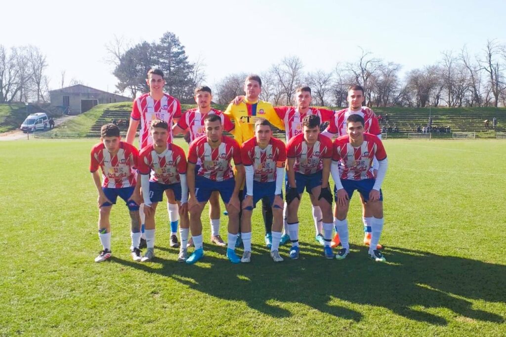 Мачът между Олимпик (Варна) и Черноломец (Попово) от 18-ия кръг на Североизточната Трета лига е изместен с един час по-рано и ще започне в 14:00 часа в сряда, 18 март, вместо в 15:00. Причината е заетостта на изкуствения терен на стадион "Локомотив" във Варна и необходимостта от прецизен график за ползването му. Варненци ще влязат в сблъсъка след две поредни победи, но с кадрови проблеми. Вчера те надделяха с 3:1 над дублиращия тим на Фратрия. "Всяка победа дава самочувствие и носи спокойствие. Хубаво е да се печели.", каза по повод двата добри резултата на своя тим един от треньорите в клуба и член на Управителния съвет Диан Генчев.