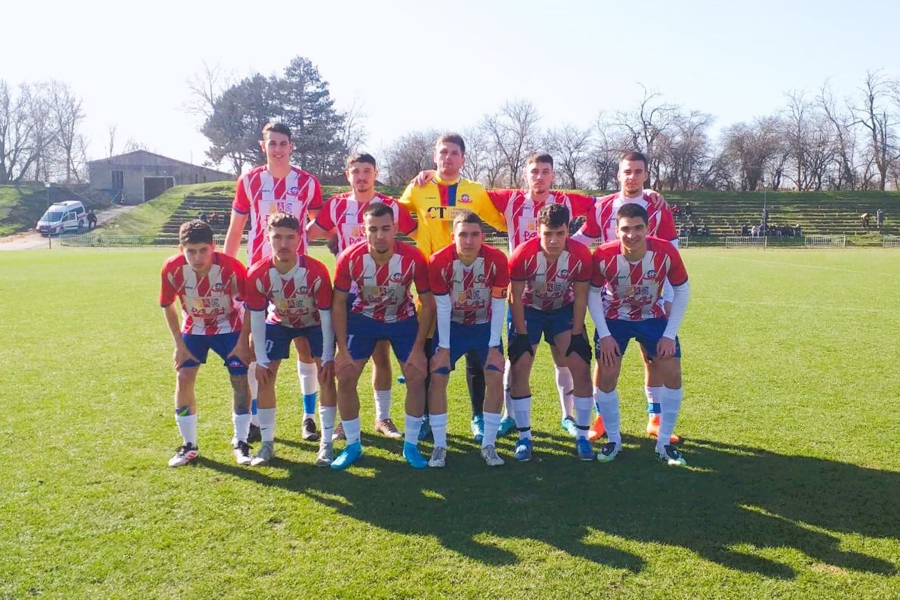 Мачът между Олимпик (Варна) и Черноломец (Попово) от 18-ия кръг на Североизточната Трета лига е изместен с един час по-рано и ще започне в 14:00 часа в сряда, 18 март, вместо в 15:00. Причината е заетостта на изкуствения терен на стадион "Локомотив" във Варна и необходимостта от прецизен график за ползването му. Варненци ще влязат в сблъсъка след две поредни победи, но с кадрови проблеми. Вчера те надделяха с 3:1 над дублиращия тим на Фратрия. "Всяка победа дава самочувствие и носи спокойствие. Хубаво е да се печели.", каза по повод двата добри резултата на своя тим един от треньорите в клуба и член на Управителния съвет Диан Генчев.