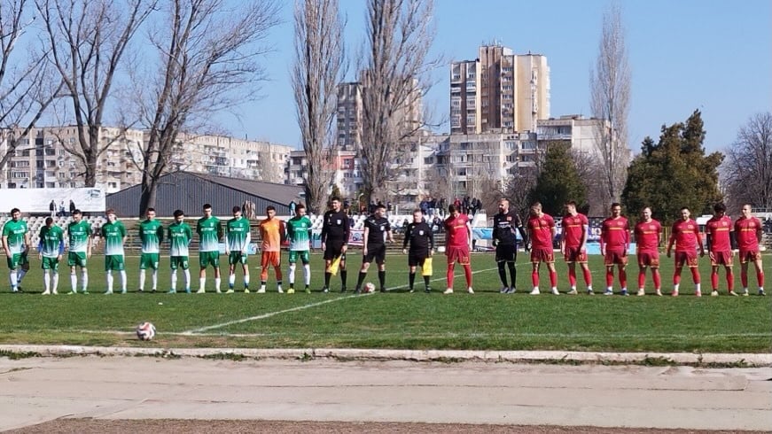 ОФК Левски 2007 благодари на рефер Даниел Цолов след авария на пътя Вчерашното пътуване на ОФК Левски 2007 от град Левски до Видин и връщането след мача с Бдин протече със сериозни затруднения. На обратния път автобусът попадна в голяма дупка преди Монтана, в резултат на което превозното средство влезе в авариен режим и двигателят отказа да запали отново. Останали на пътя при неприятно време — в тъмнина и с хапещ студен вятър — играчите и треньорският щаб получиха неочаквана помощ. Четвъртият рефер на двубоя Бдин (Видин) — Даниел Цолов, който се прибираше към дома си, забеляза авариралия автобус и се притече на помощ. В рамките на около час и половина той съдействал, докато повредата не бъде отстранена. Ръководството на ОФК Левски 2007, в лицето на президента Дочко Дочев, изразява своята огромна благодарност към рефера Даниел Цолов от Монтана. Той ни помогна в критичен момент и ни спаси от това да прекараме повече време на студа.