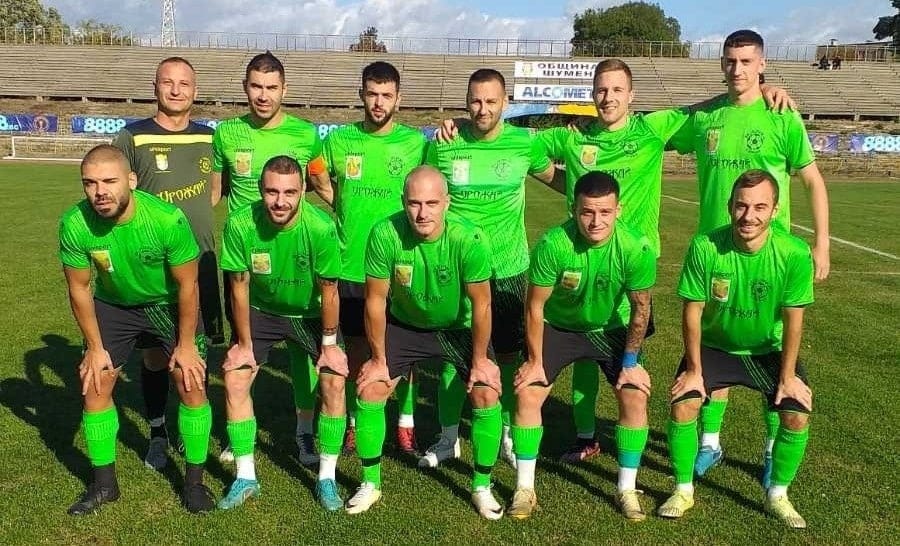 Устрем (Дончево) обърна дубъла на Спартак (Варна) и спечели с 3:1 Устрем (Дончево) се върна към победите след две поредни поражения в Североизточната Трета лига. "Зелените" обърнаха от 0:1 до 3:1 дубъла на Спартак (Варна) като гости. В 26-ата минута домакините откриха резултата, въпреки че това не отразяваше многото пропуски на Устрем — включително греда на Иван Цачев от пряк свободен удар. Имаше и ситуация, при която можеше да бъде отсъдена дузпа за гостуващия тим. През втората част отборът на Димитър Димитров вкара три безответни гола. Само десет минути след началото Виктор Христов изравни, а пет минути по-късно голмайсторът в шампионата отбеляза второто си попадение, отигравайки топката с пета. В 80-ата минута Иван Цачев направи отличен рейд, влезе в наказателното поле и намери Валери Дойчев, който оформи крайния резултат 3:1.