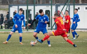 Аксаково спечели с 3:2 при визитата на Светкавица 2014 ФК Аксаково постигна третата си победа през пролетта, след като надви с 3:2 като гост Светкавица 2014 (Търговище) в мач от 21-ия кръг на Североизточната Трета лига. Гостите поведоха с 3:0, но в заключителните минути допуснаха две попадения в своята врата. В осмата минута Калоян Цветков изведе напред Аксаково, а впоследствие Калоян Тодоров покачи на 2:0. Тодоров оформи своя хеттрик в двубоя, реализирайки дузпа в 64-ата минута. В самия край на срещата домакините върнаха две попадения — в 83-ата и в 85-ата минута. Въпреки това Аксаково удържа аванса си, взе трите точки и вече има 17 пункта, колкото и 12-ият в класирането Спартак II (Варна).