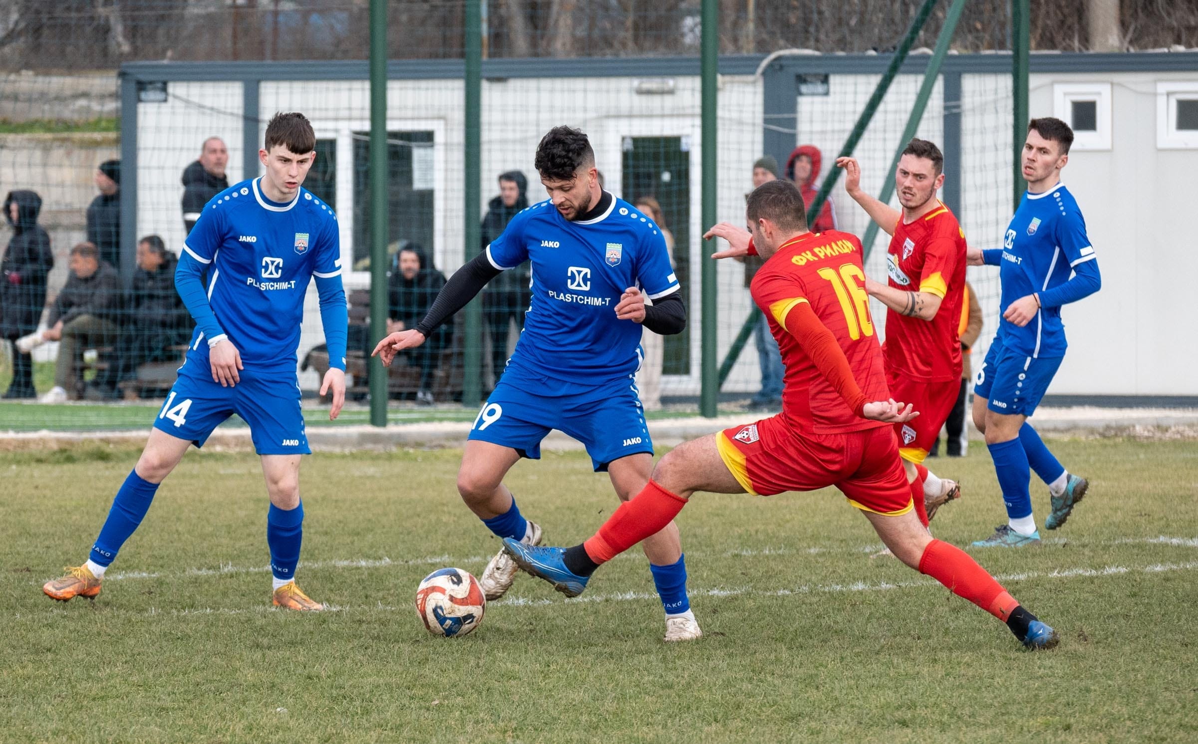 Аксаково спечели с 3:2 при визитата на Светкавица 2014 ФК Аксаково постигна третата си победа през пролетта, след като надви с 3:2 като гост Светкавица 2014 (Търговище) в мач от 21-ия кръг на Североизточната Трета лига. Гостите поведоха с 3:0, но в заключителните минути допуснаха две попадения в своята врата. В осмата минута Калоян Цветков изведе напред Аксаково, а впоследствие Калоян Тодоров покачи на 2:0. Тодоров оформи своя хеттрик в двубоя, реализирайки дузпа в 64-ата минута. В самия край на срещата домакините върнаха две попадения — в 83-ата и в 85-ата минута. Въпреки това Аксаково удържа аванса си, взе трите точки и вече има 17 пункта, колкото и 12-ият в класирането Спартак II (Варна).