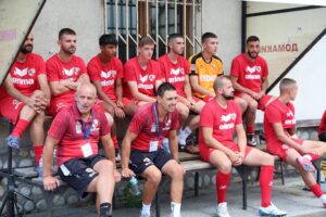 Банско направи 1:1 със Славия-дв Банско завърши 1:1 срещу дублиращия отбор на Славия в мач от 23-ия кръг на Югозападната Трета лига. Ето какво каза треньорът в лагера на „козлите“ Иван Топузов: „Изиграхме много добър мач въпреки че не успяхме да спечелим. Смятам, че ние наистина заслужавахме да победим. Надиграхме тотално противника, който остана в намален състав още през първото полувреме, но въпреки това не създаде нито едно опасно положение." "Реално гостите ни изравниха с първия си удар във вратата, за което адски много съжаляваме. Още през първото полувреме имахме възможности, както и през втората част, да спечелим мача, но сякаш и късметът ни липсва в доста голяма част от двубоите. Иначе момчетата наистина се раздадоха, играха добре и се надявам в следващия двубой да вземем трите точки, защото са ни нужни“, добави Иван Топузов.